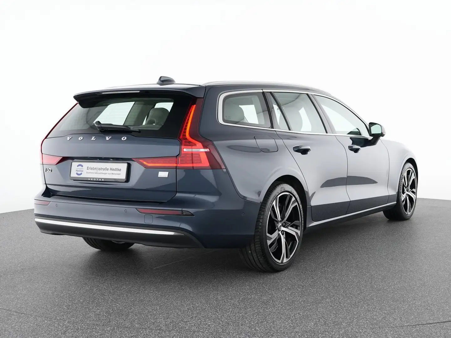 Volvo V60 T8 Recharge AWD Plus Bright 19"+PANO+360° Blau - 2