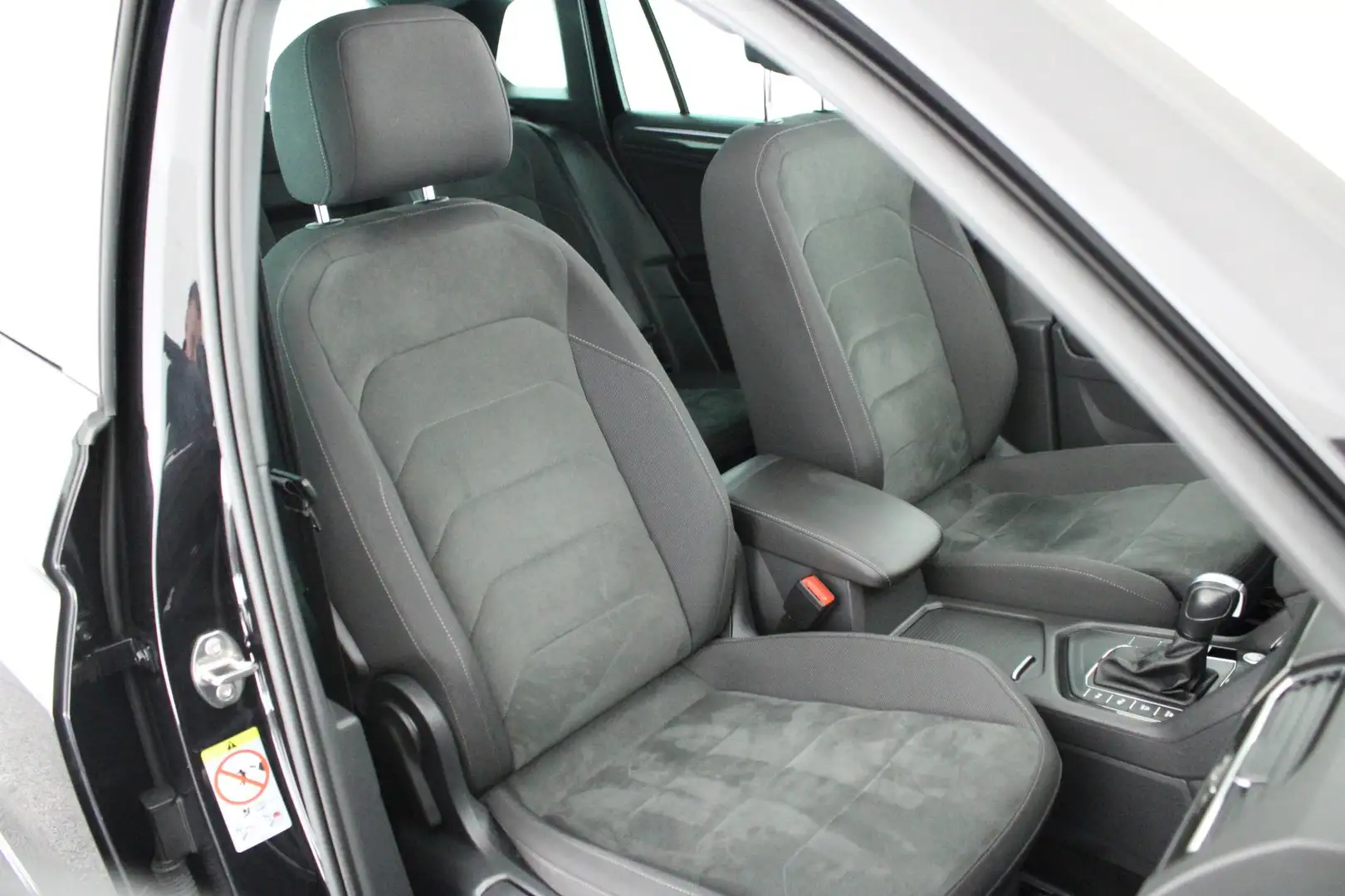 Volkswagen Tiguan 1.5 TSI 150pk DSG ACT R-Line Highline Keyless Came Zwart - 2