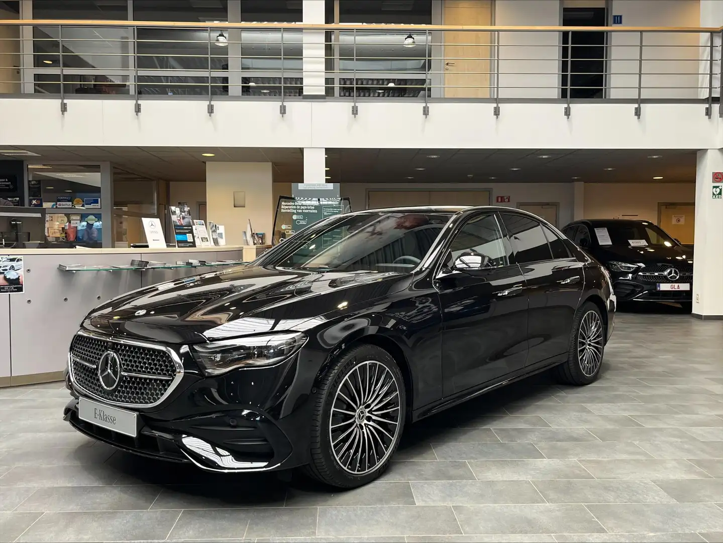Mercedes-Benz E 300 E e Star Edition Zwart - 1