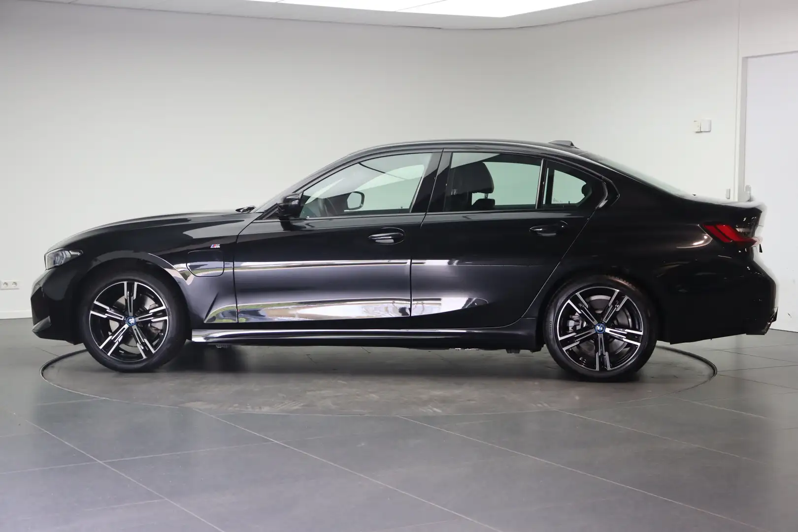 BMW 320 3 Serie 320e M Sport Automaat / Trekhaak / Sportst Zwart - 2
