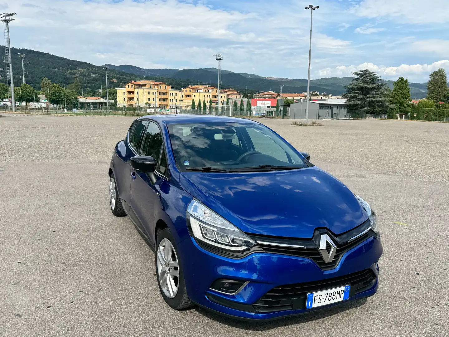 Renault Clio Clio IV 2017 0.9 tce Moschino Zen Gpl 75cv Blu/Azzurro - 2
