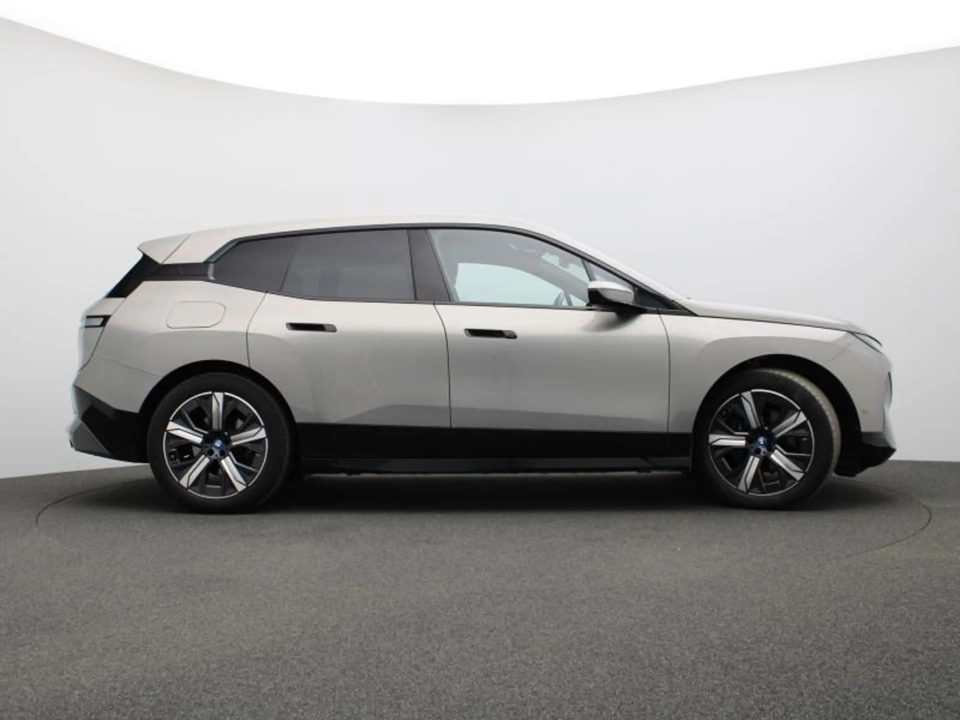 BMW iX SPORTPACK - ACC - HARMAN-KARDON — photo 3