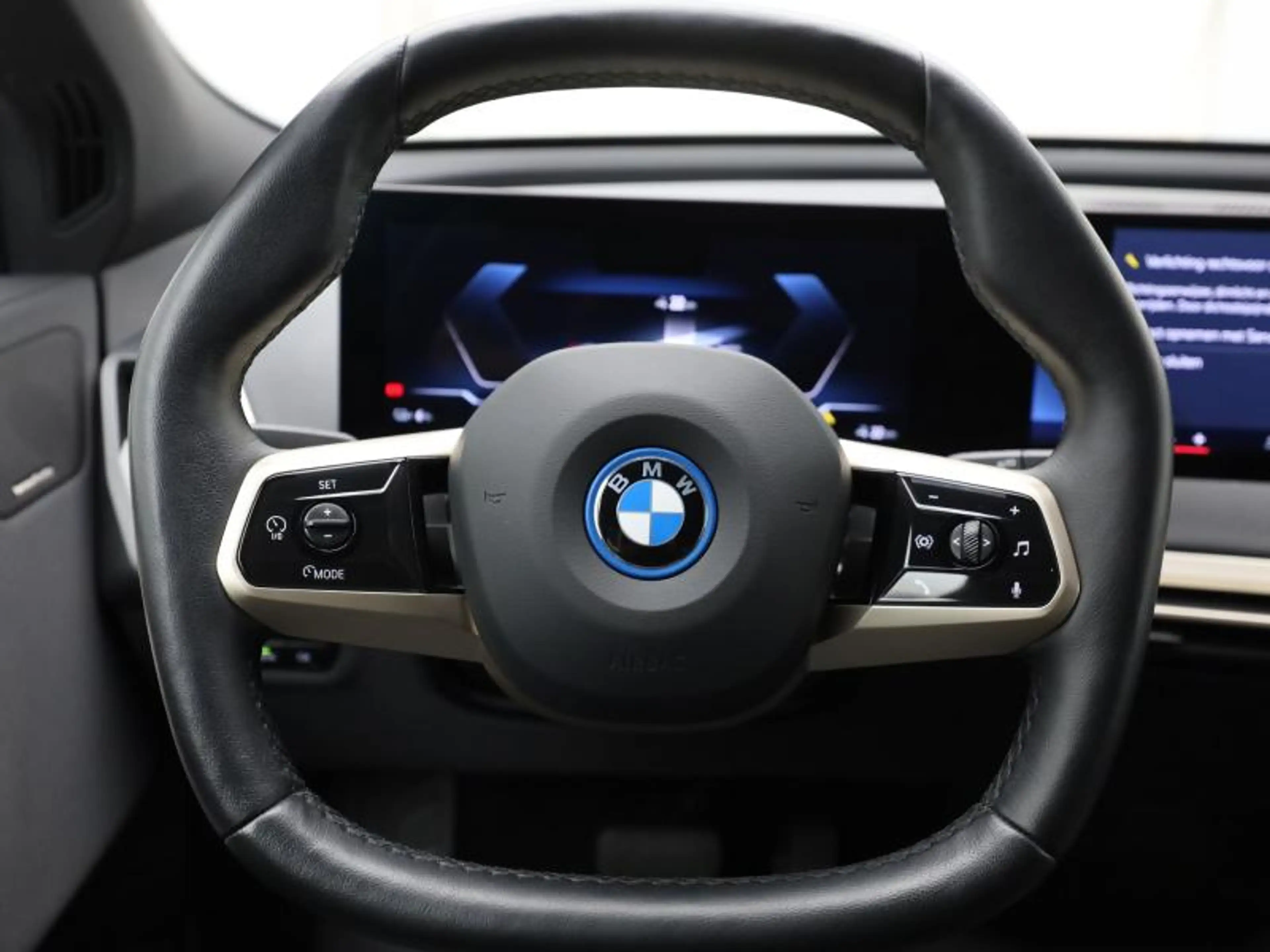 BMW iX SPORTPACK - ACC - HARMAN-KARDON — photo 9