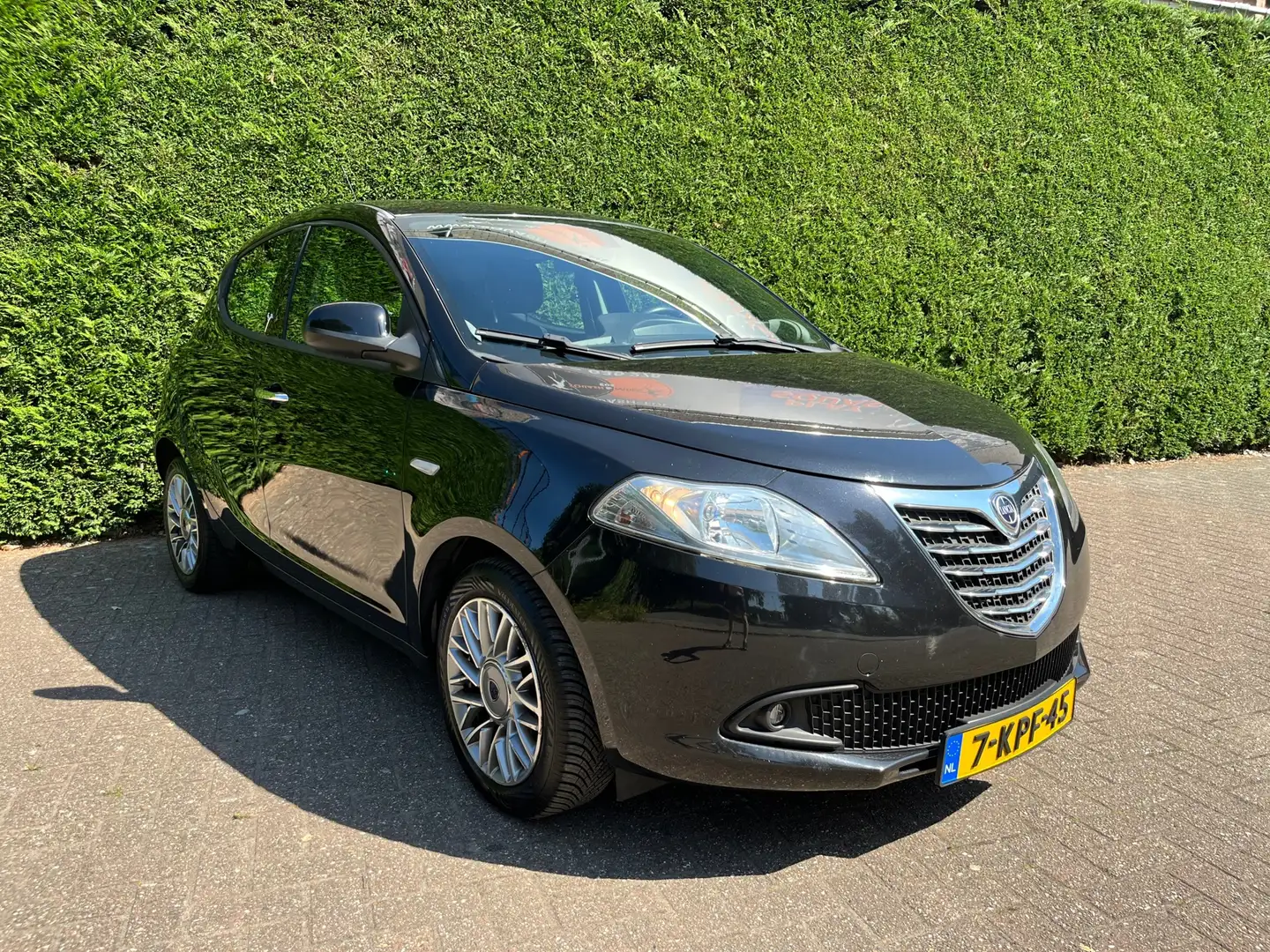 Lancia Ypsilon 0.9 TwinAir Silver Plus, Airco, PDC, Multimedia , Noir - 2