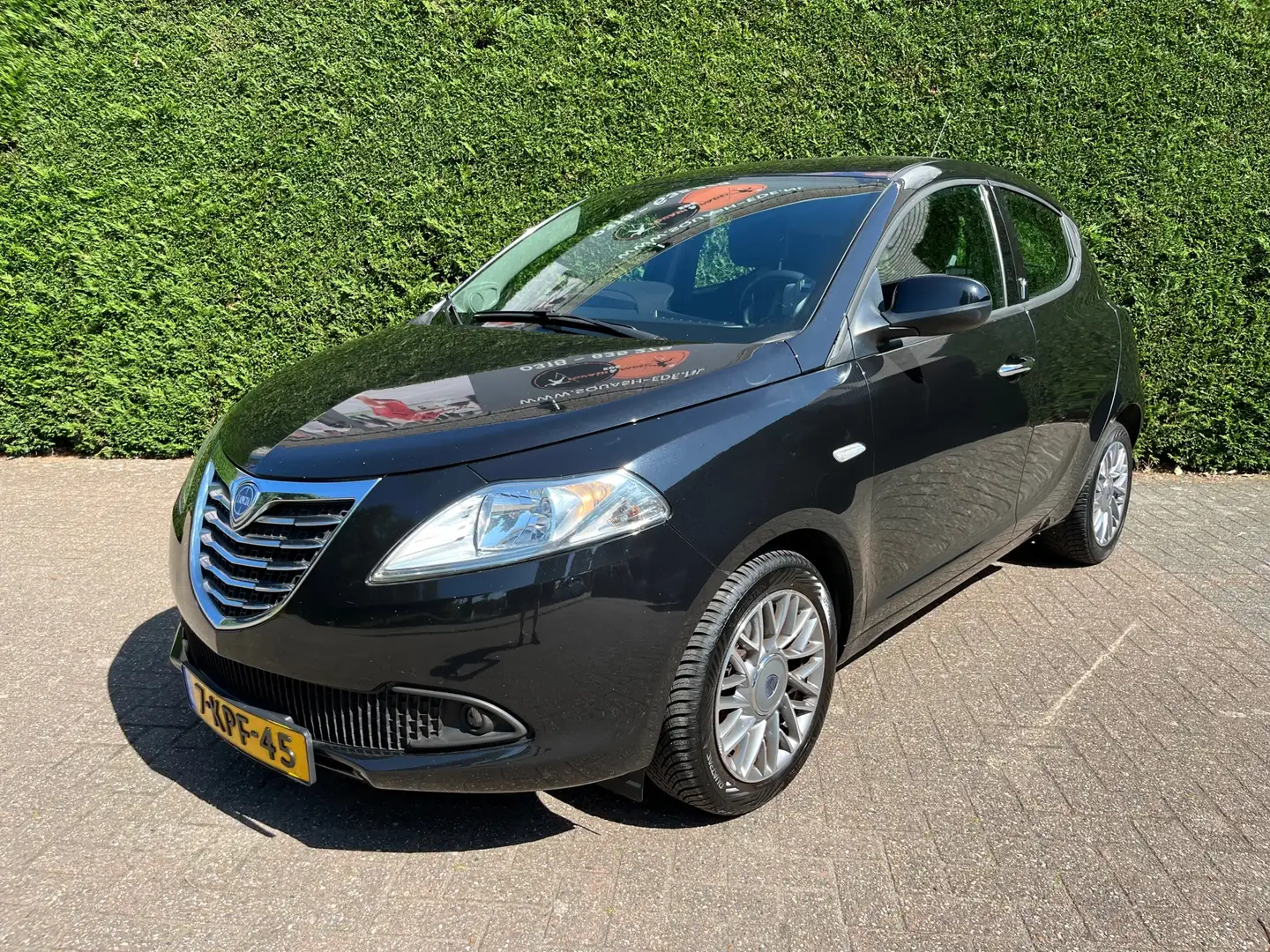 Lancia Ypsilon 0.9 TwinAir Silver Plus, Airco, PDC, Multimedia , Noir - 1
