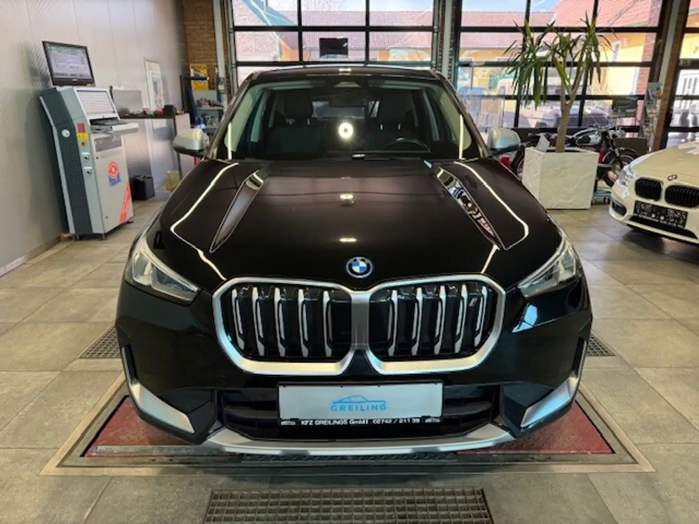 BMW iX1 xDrive30 64,7kWh Schwarz - 2