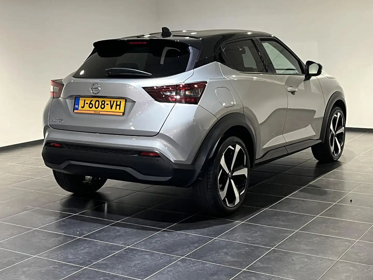Nissan Juke 1.0 DIG-T Premiere Edition | Lichtmetalen velgen 1 Grijs - 2