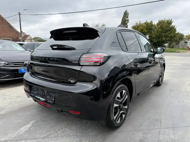 Peugeot 208 view 5