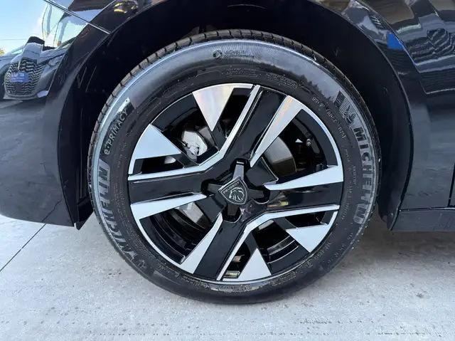 Peugeot 208 view 11