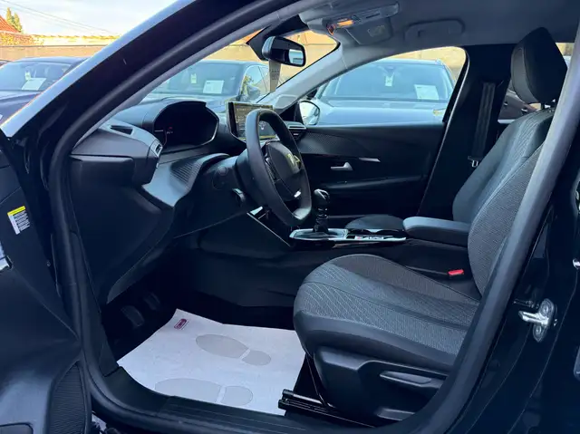 Peugeot 208 view 12