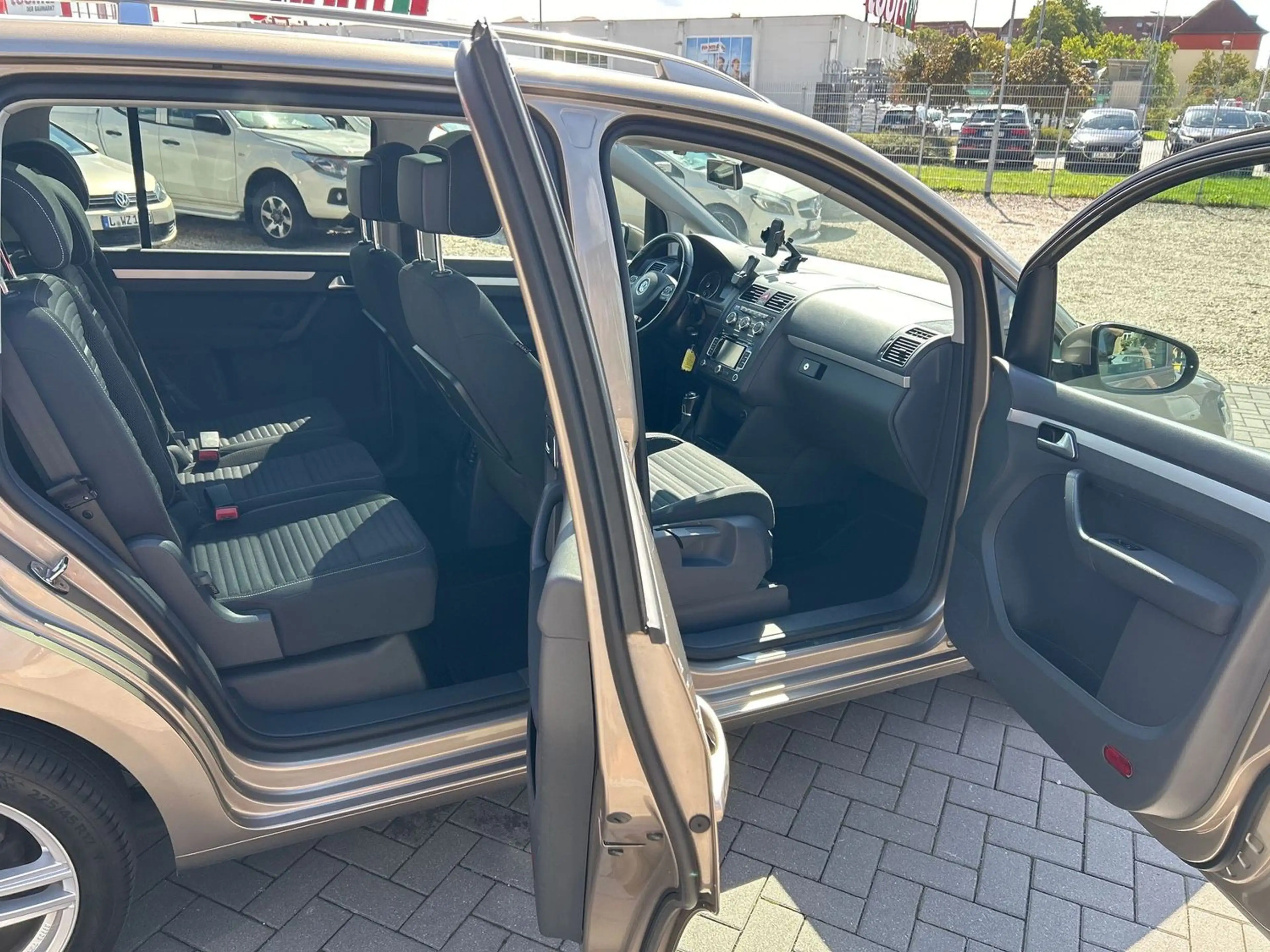 Volkswagen Touran Cup / Standheizung / Panoramadach — photo 8