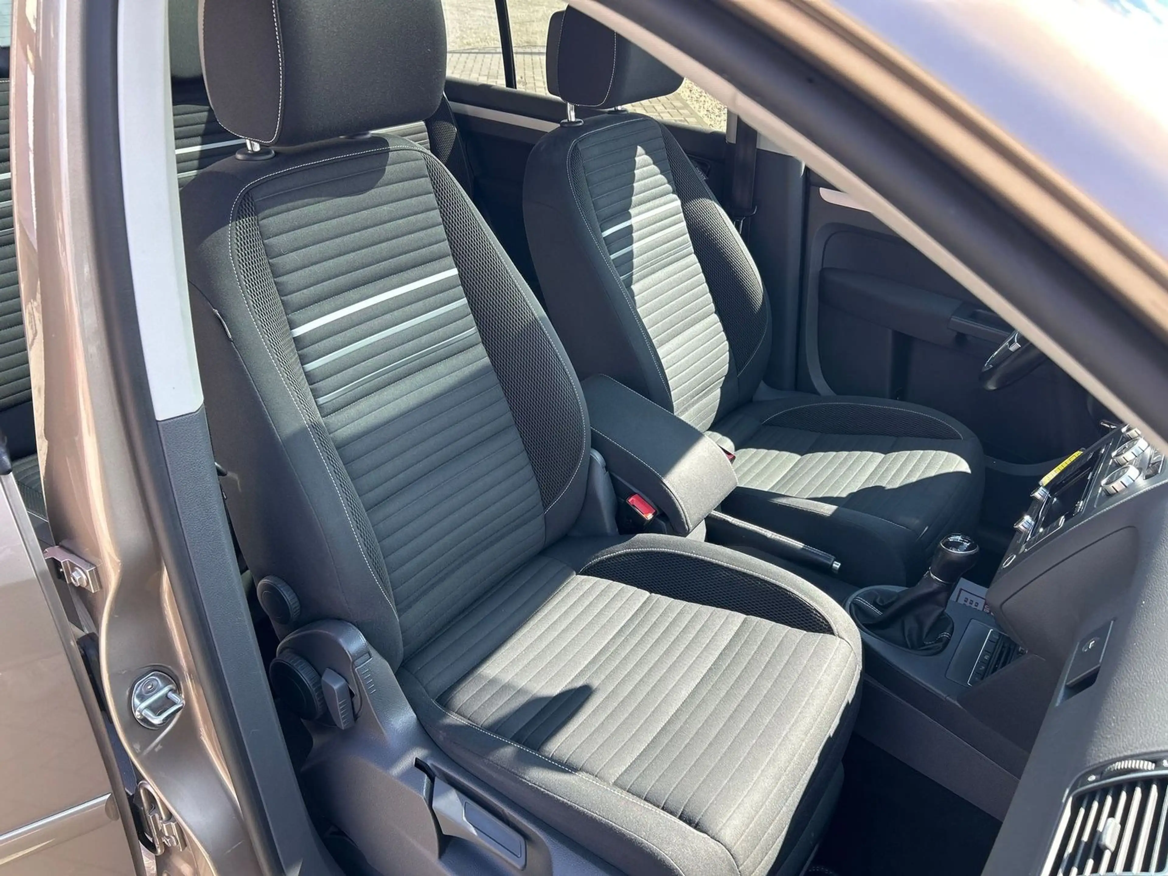 Volkswagen Touran Cup / Standheizung / Panoramadach — photo 9