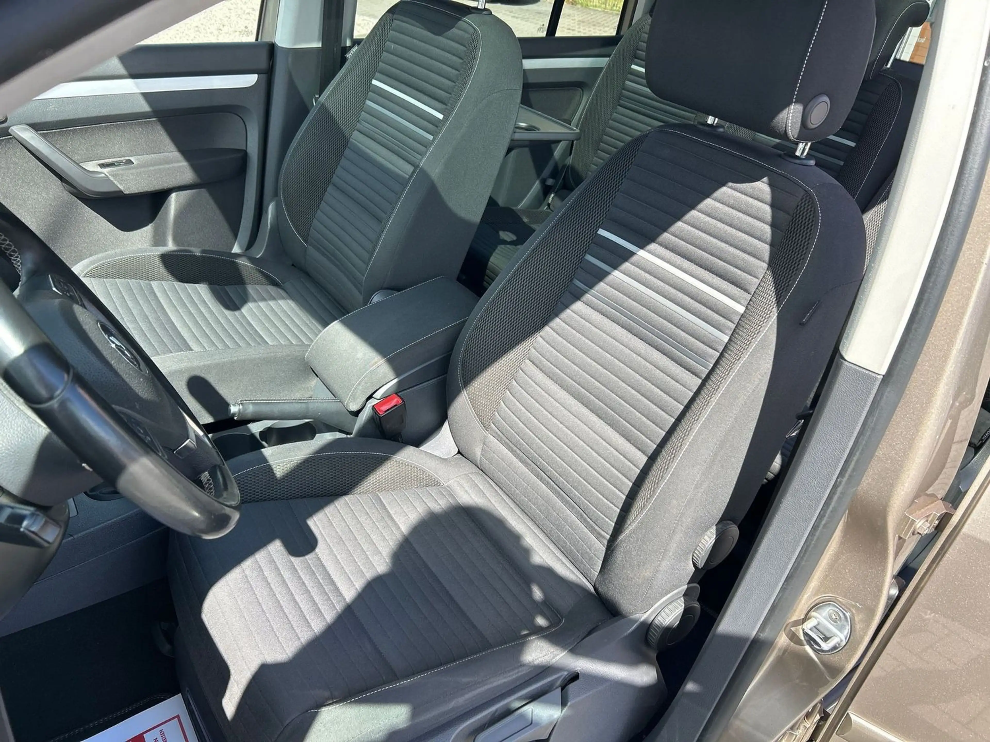 Volkswagen Touran Cup / Standheizung / Panoramadach — photo 15