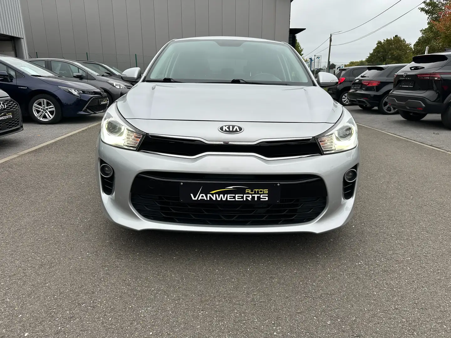 Kia Rio 1.0 T-GDI 100 Spirit, CARPLAY / CAMERA / CRUISE Plateado - 2