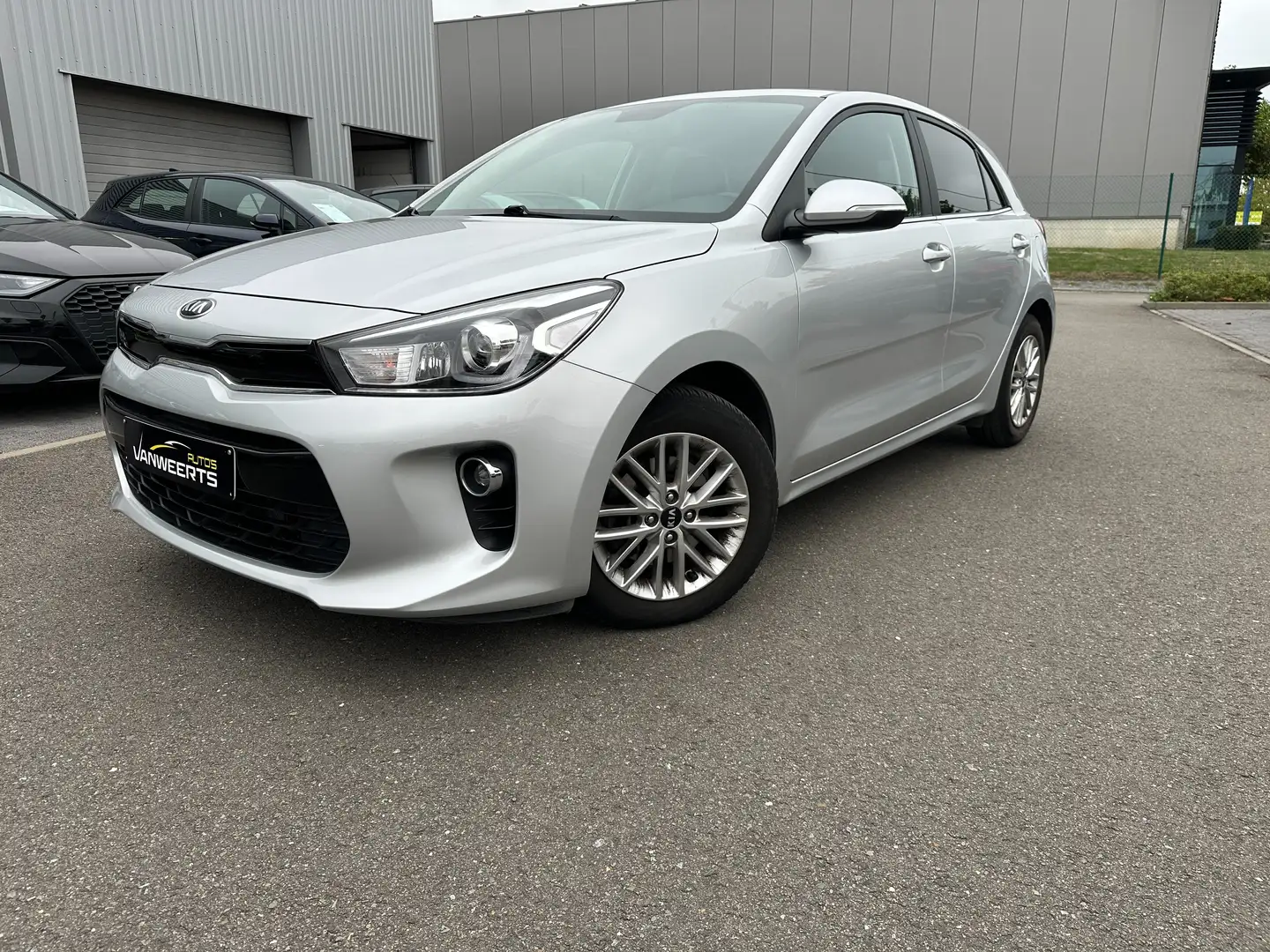 Kia Rio 1.0 T-GDI 100 Spirit, CARPLAY / CAMERA / CRUISE Plateado - 1