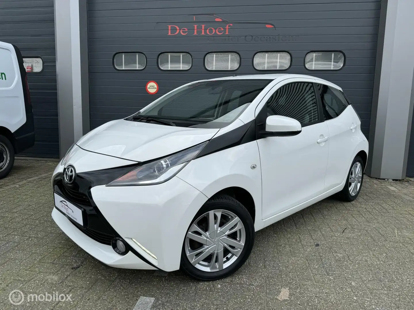 Toyota Aygo 1.0 VVT-i x-play✓Airco ✓Navi ✓Cruise ✓Nw APK Beyaz - 1