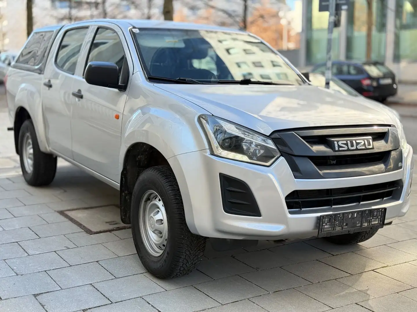 Isuzu D-Max Double Cab 4WD Basis Silber - 1