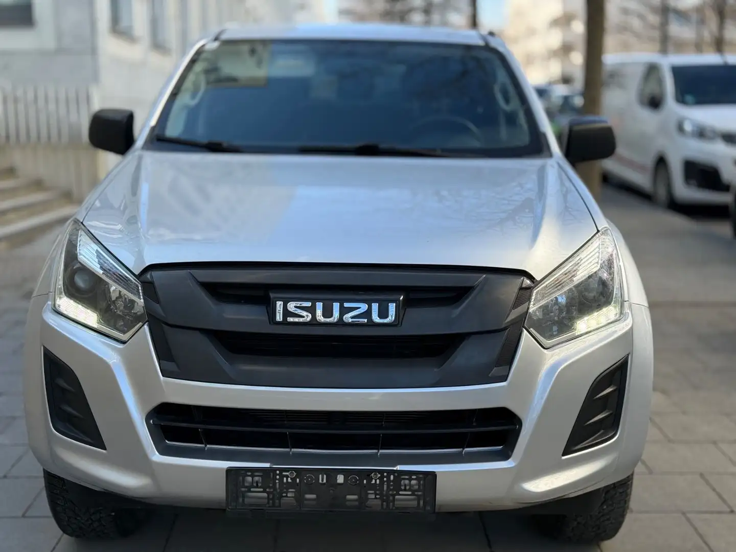 Isuzu D-Max Double Cab 4WD Basis Silber - 2