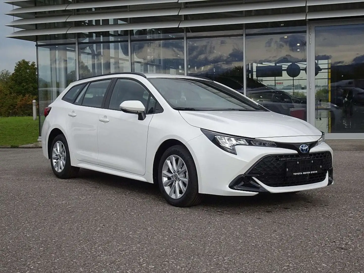 Toyota Corolla 1,8 Hybrid Touring Sports Active Weiß - 1