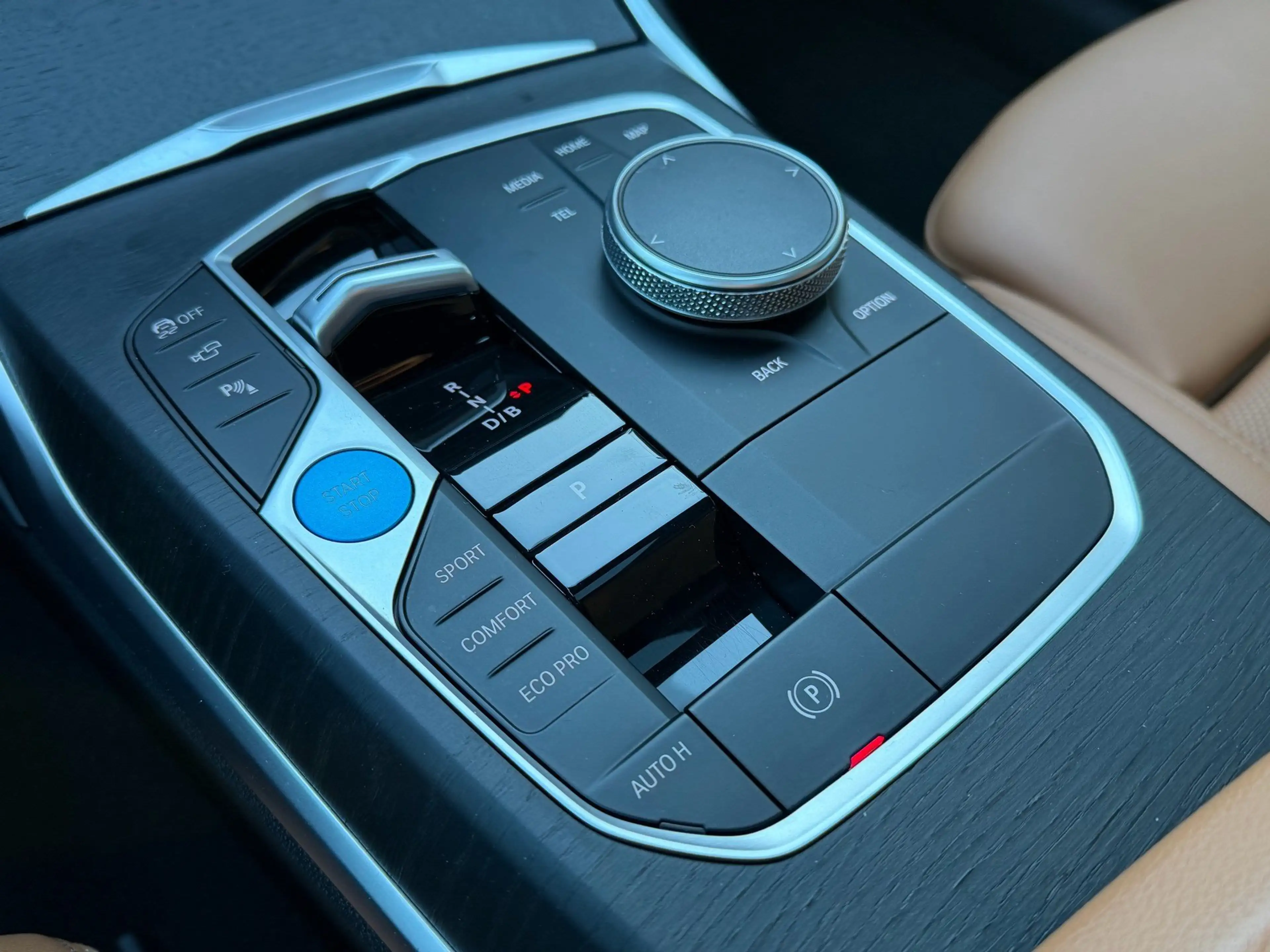 BMW i4 eDrive40 h&k Glasdach Head-Up PA-Plus DAB — photo 14