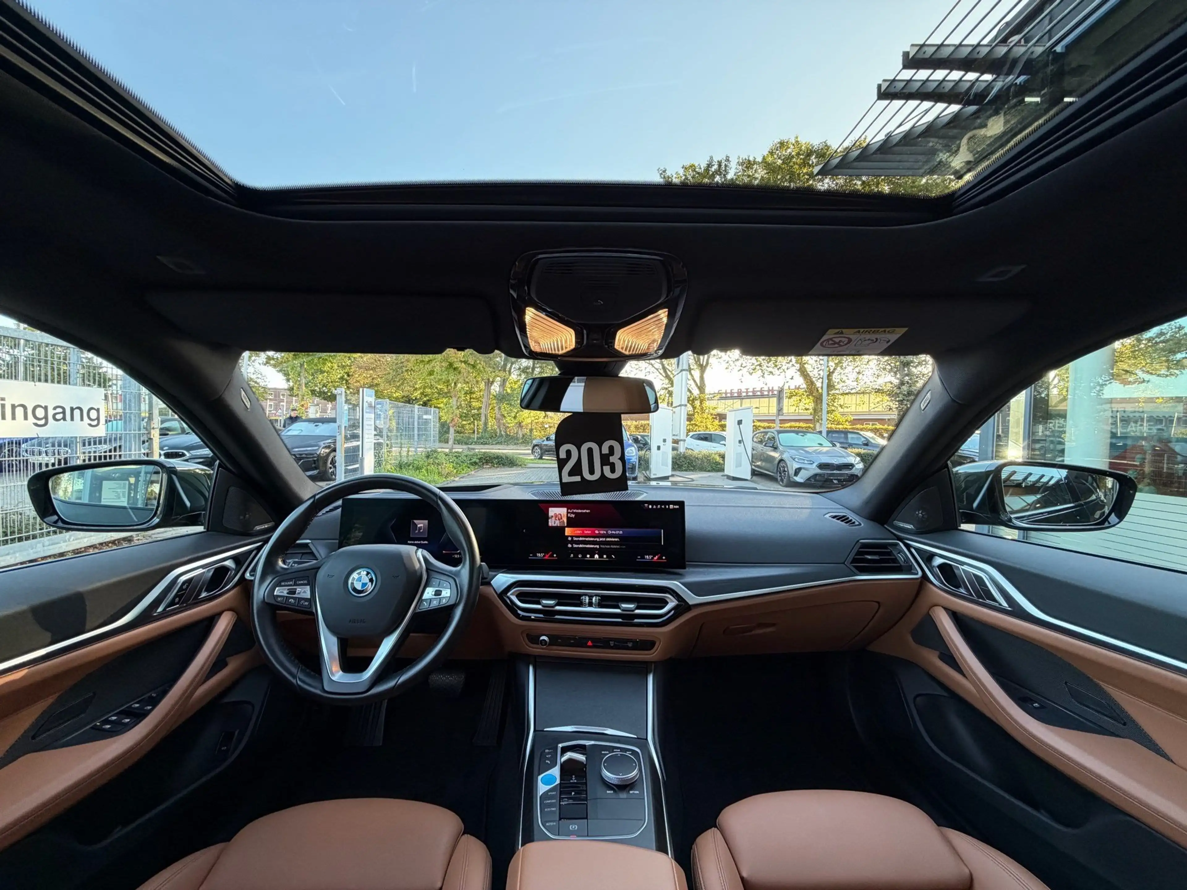 BMW i4 eDrive40 h&k Glasdach Head-Up PA-Plus DAB — photo 2