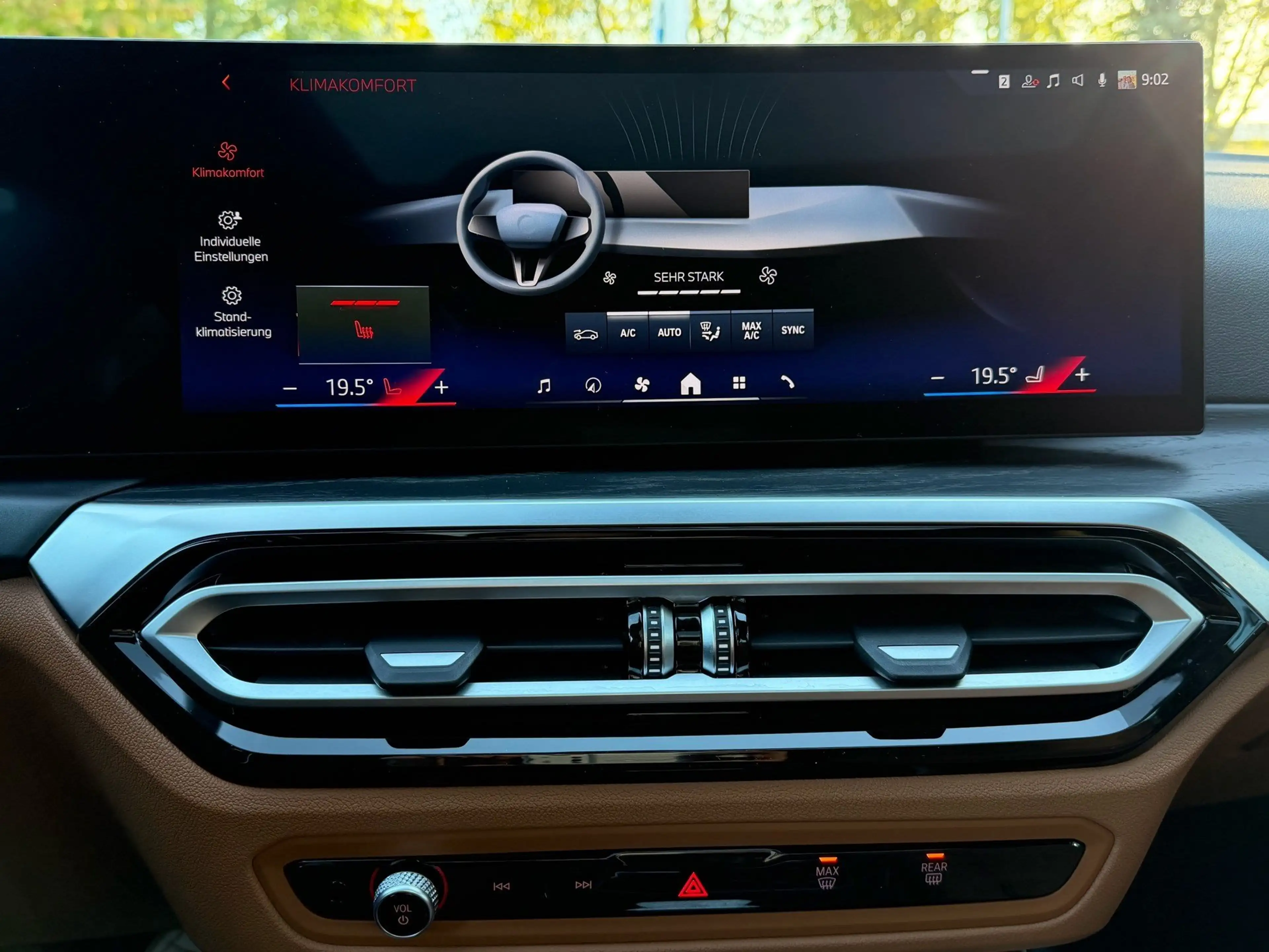 BMW i4 eDrive40 h&k Glasdach Head-Up PA-Plus DAB — photo 12