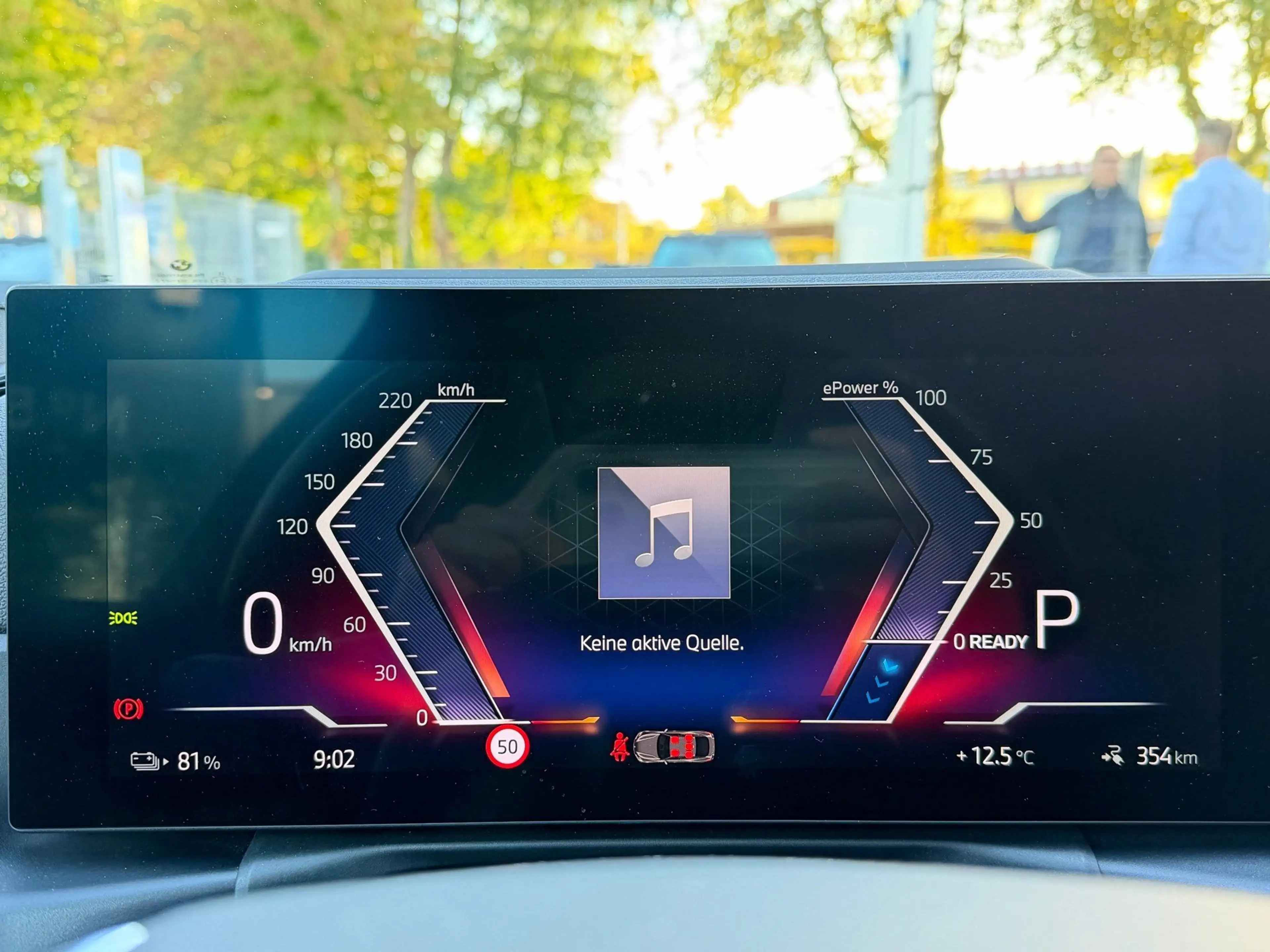 BMW i4 eDrive40 h&k Glasdach Head-Up PA-Plus DAB — photo 10