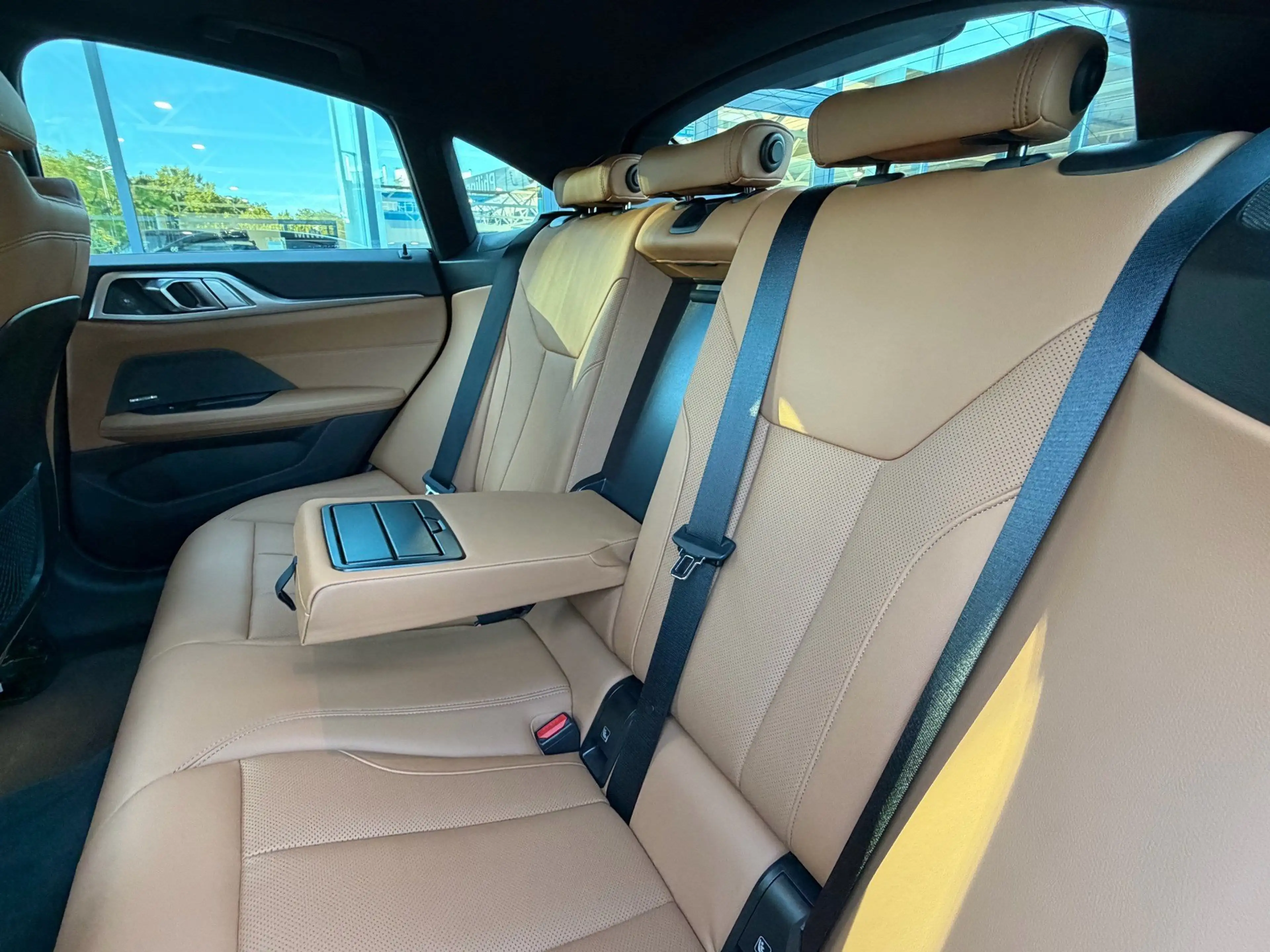 BMW i4 eDrive40 h&k Glasdach Head-Up PA-Plus DAB — photo 15