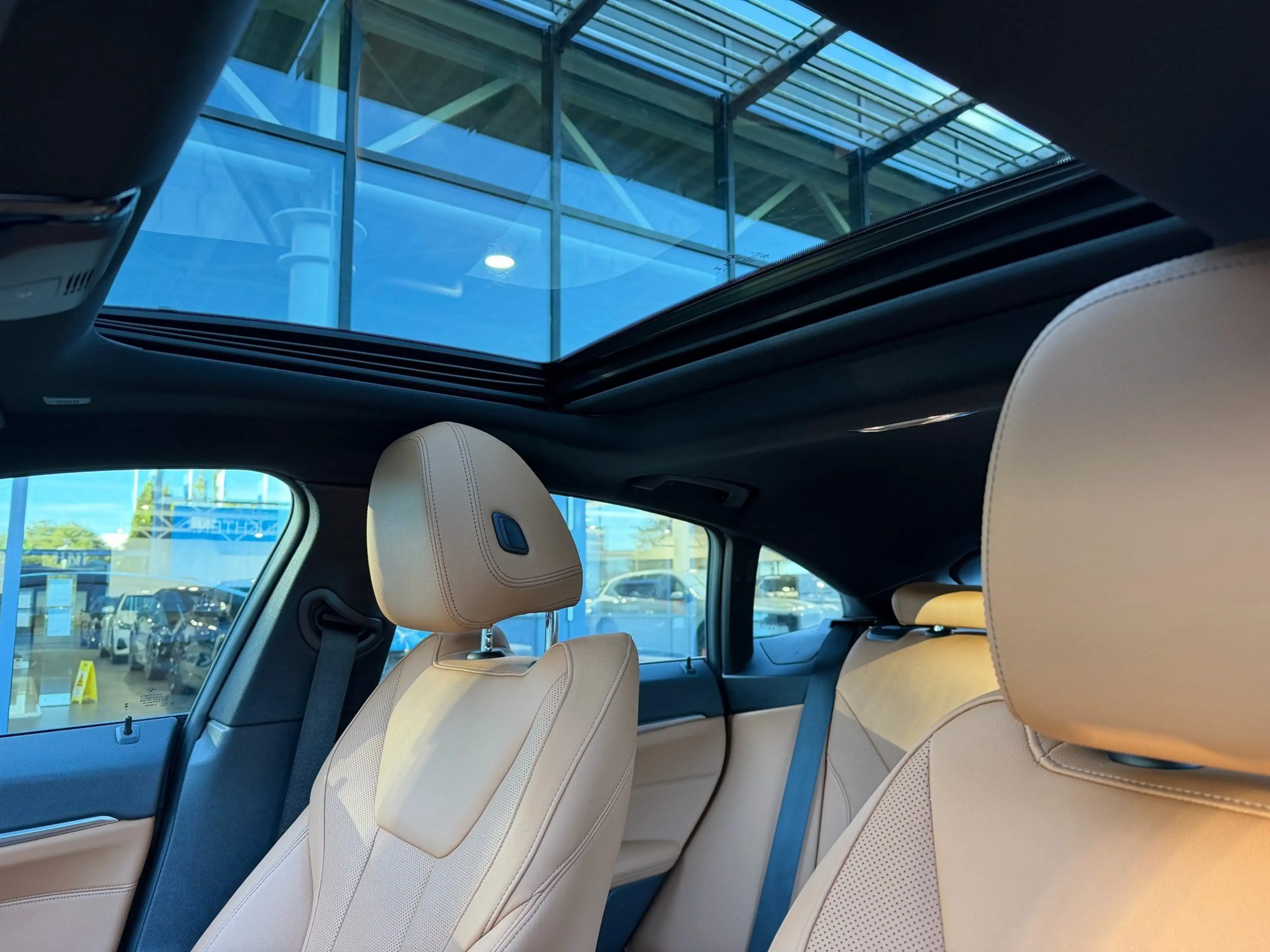 BMW i4 eDrive40 h&k Glasdach Head-Up PA-Plus DAB — photo 7
