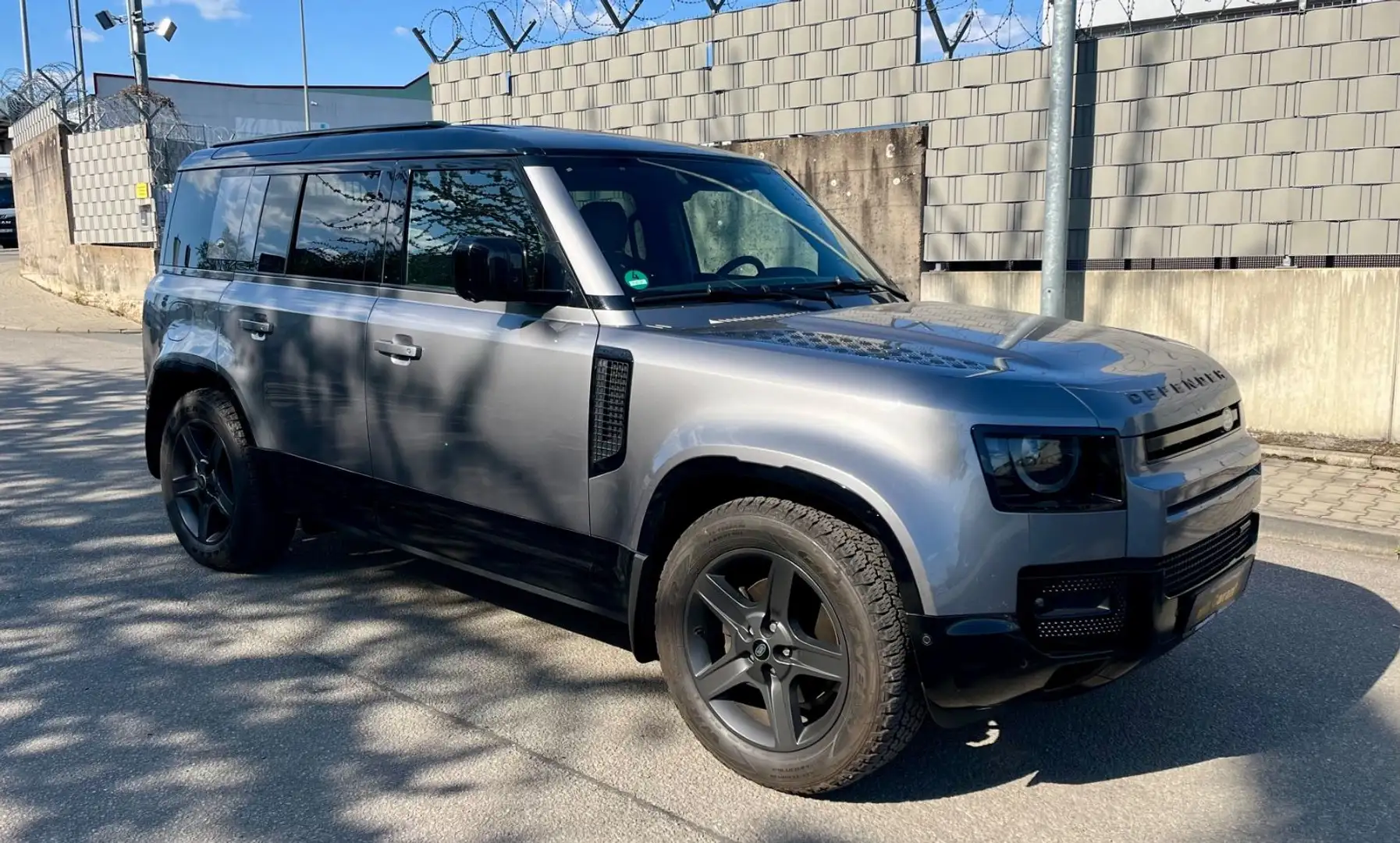 Land Rover Defender 110 X-Dynamic SE Grau - 1