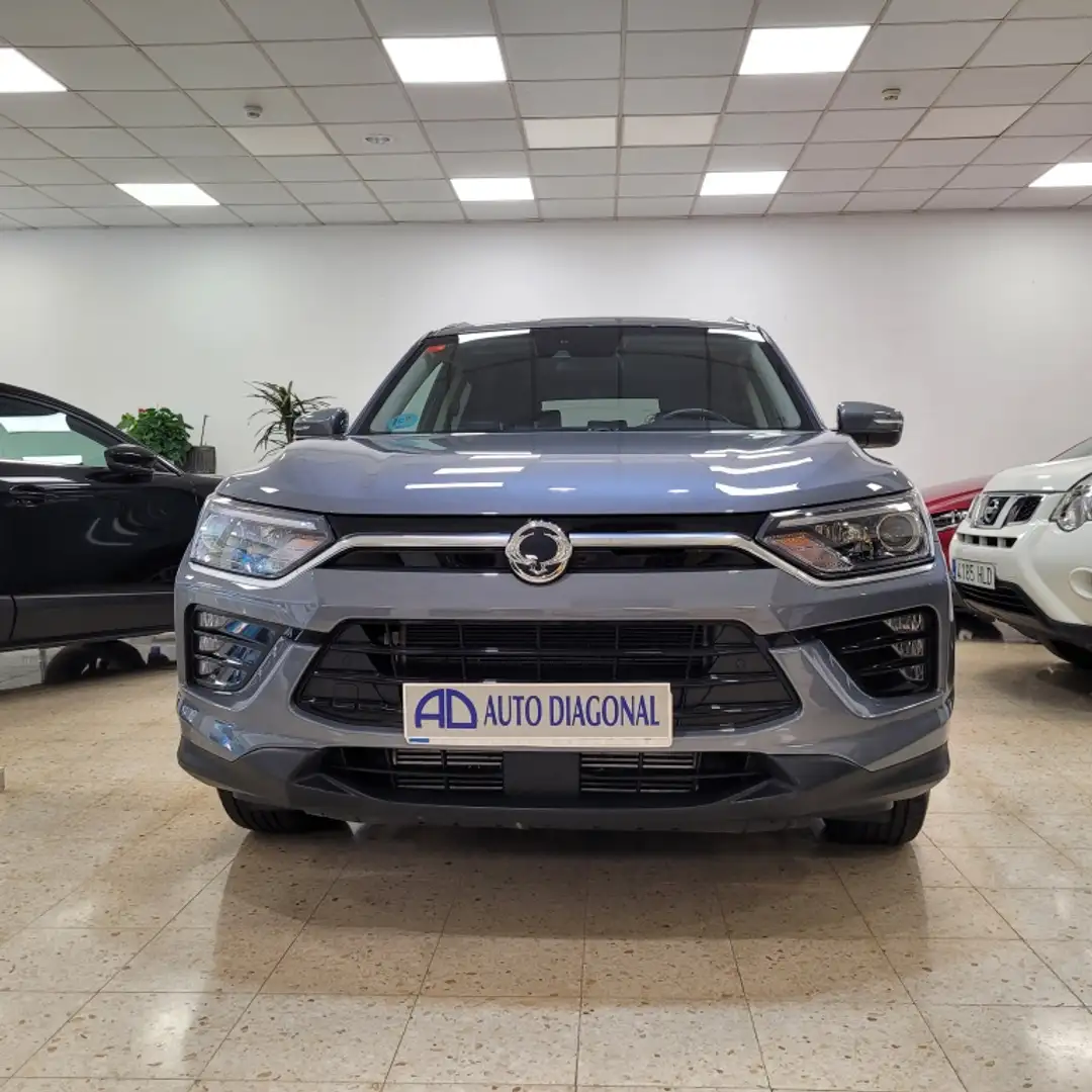 SsangYong Korando G15 Urban 4x2 Aut. Gris - 2
