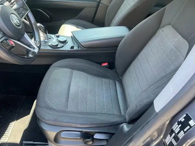 Alfa Romeo Stelvio view 10
