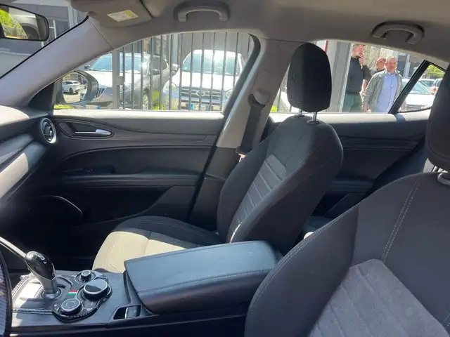 Alfa Romeo Stelvio view 11