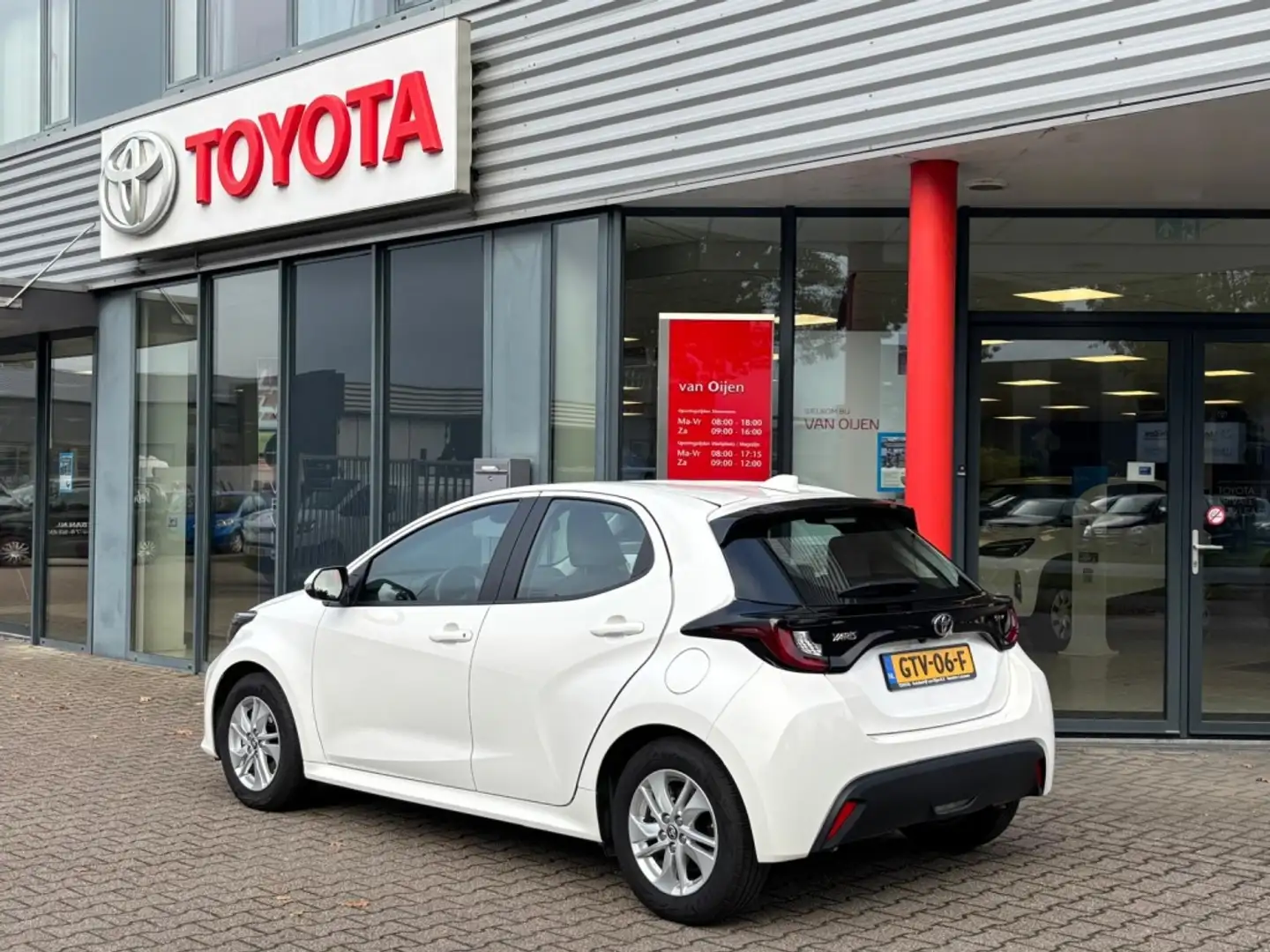 Toyota Yaris 1.5 Hyb. 115 Active | Nav by app | A. camera | Cli Wit - 2