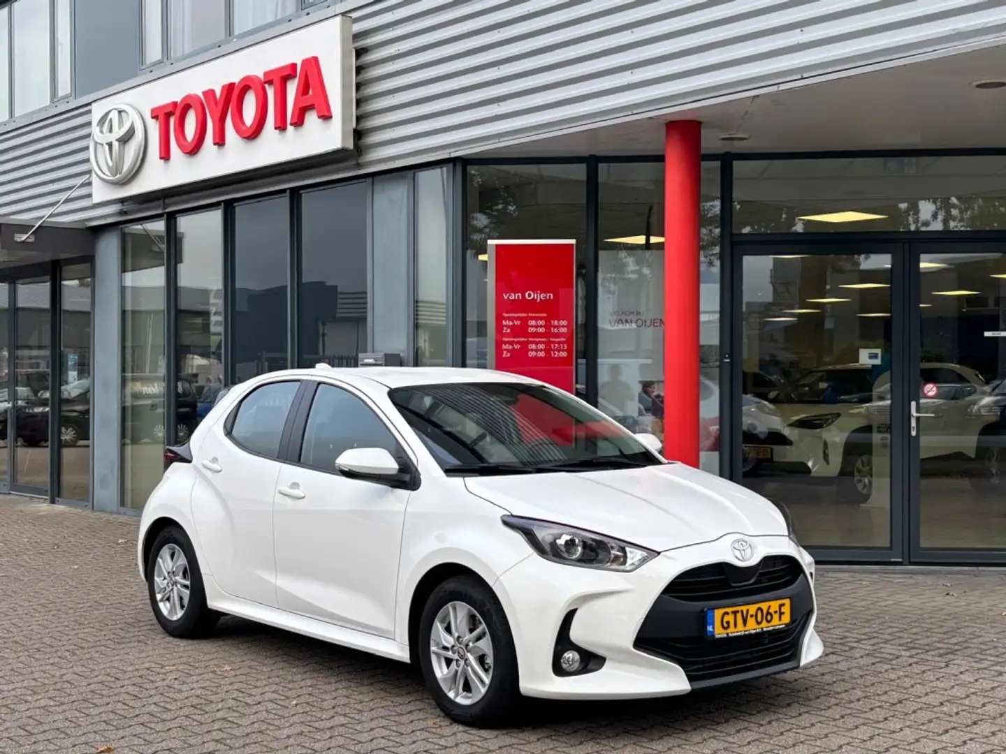 Toyota Yaris 1.5 Hyb. 115 Active | Nav by app | A. camera | Cli Wit - 1