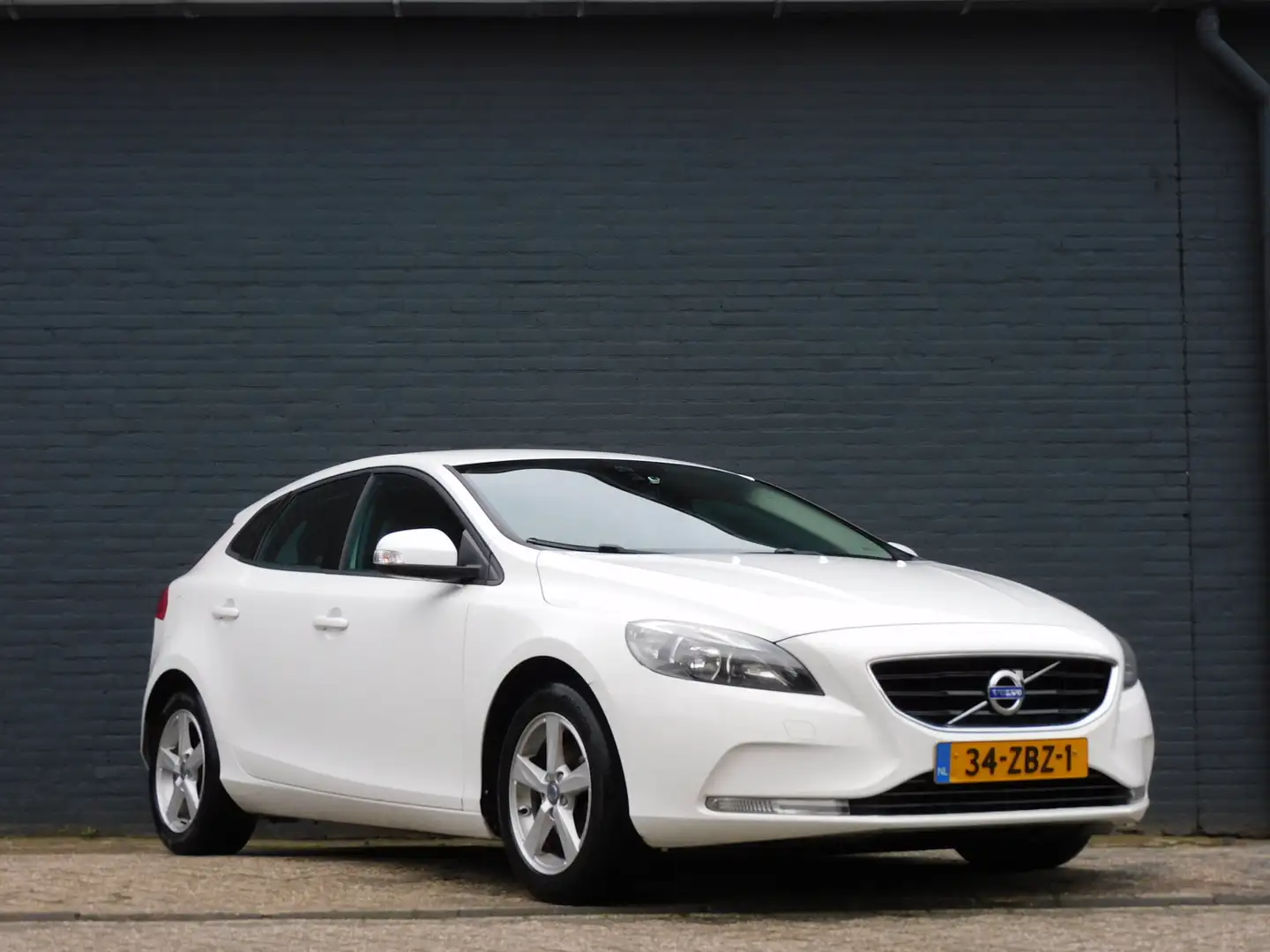 Volvo V40 1.6 D2 Kinetic ACHTERUITRIJCAM! NAVI! CLIMA! CRUIS Weiß - 2