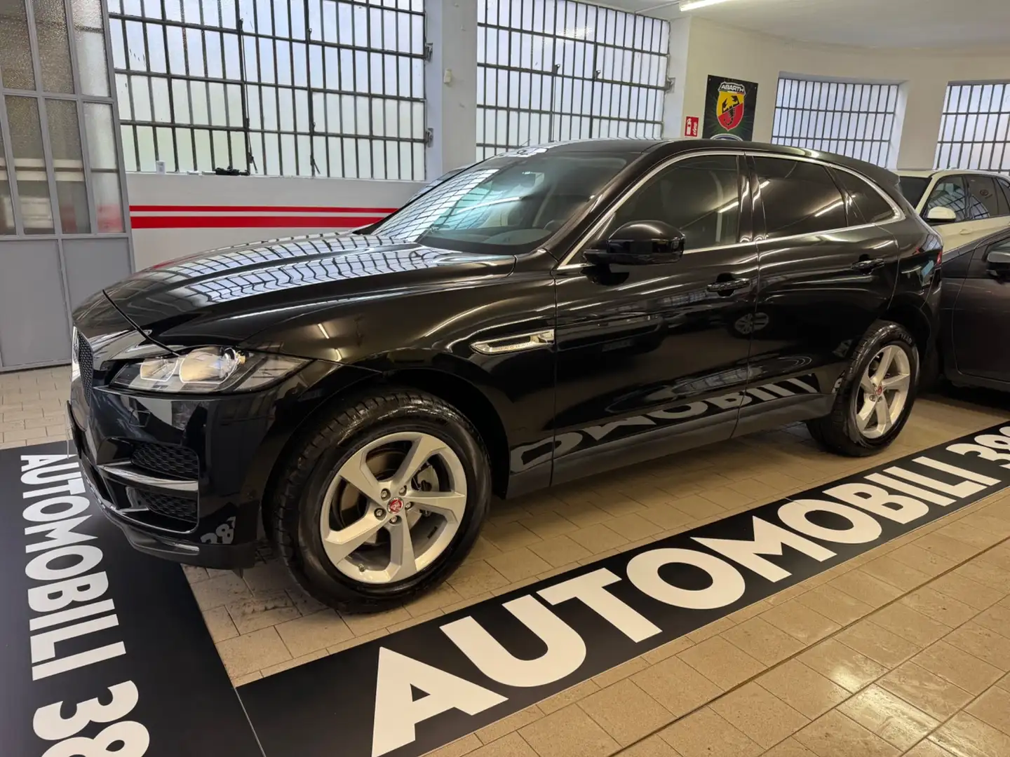 Jaguar F-Pace 2.0 D 240 CV AWD aut. Prestige Noir - 2