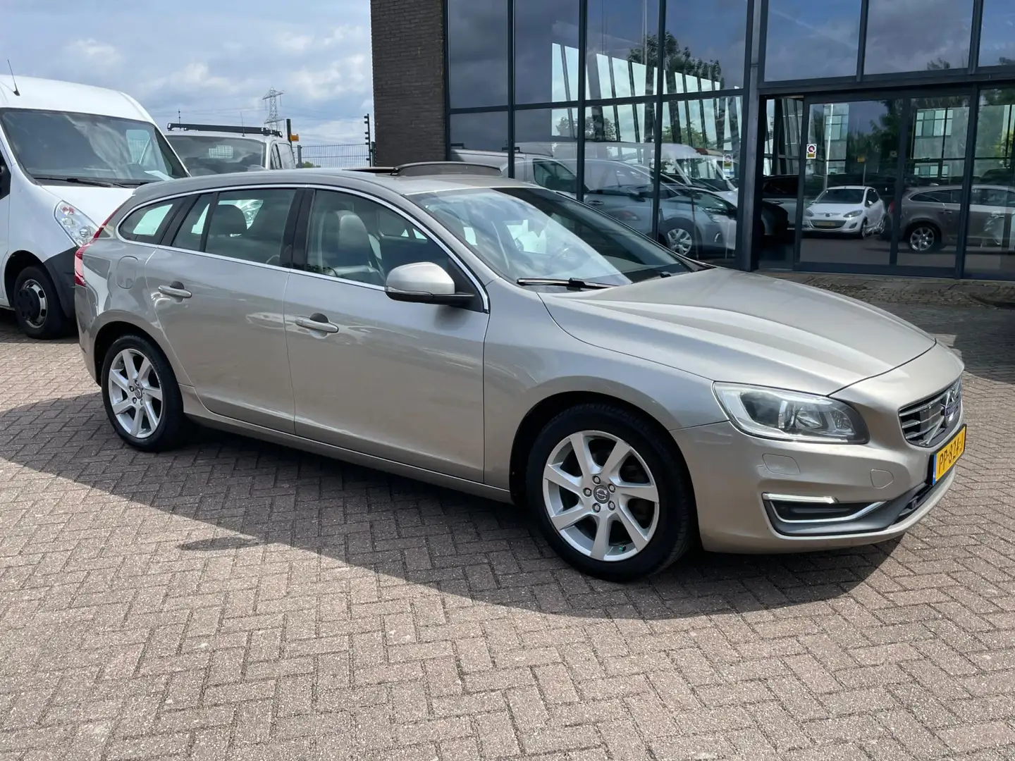 Volvo V60 1.6 D2 Summum, Trekhaak, Open dak, Leder, Navi, Ca Grijs - 2