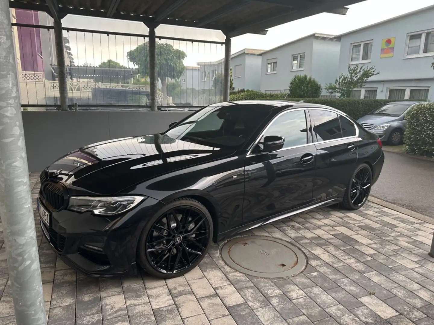 BMW 330 i M Sport Automatic M Sport Schwarz - 1
