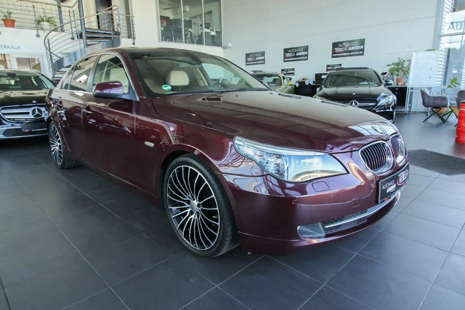 BMW 525 i Automatik/Leder/Xenon/PDC/SHZ/StandH/AHK/ Rot - 1