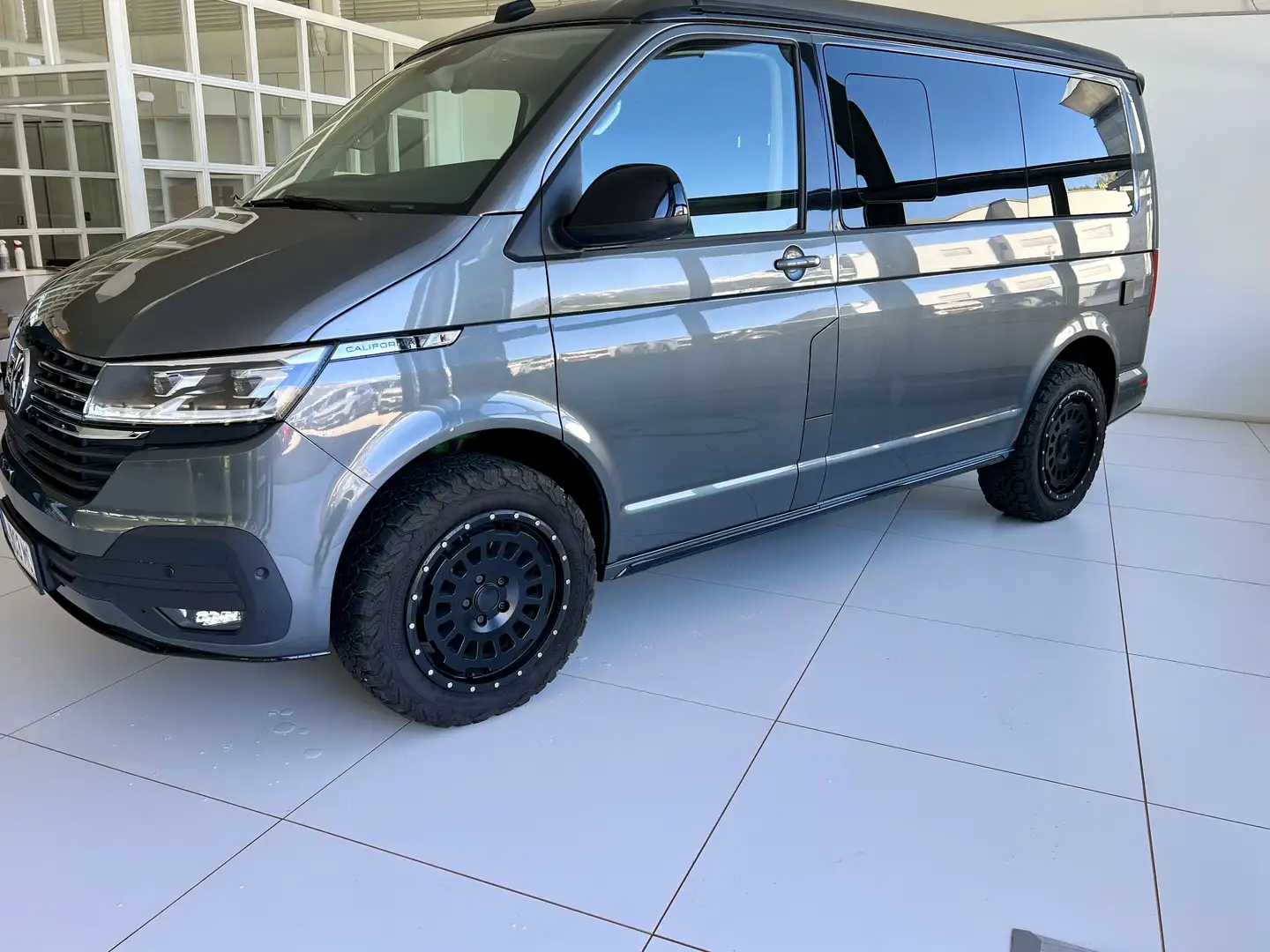 Volkswagen T6.1 California Beach Edition Grau - 1
