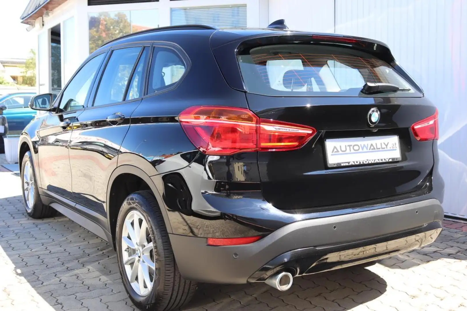 BMW X1 sDrive16d Advantage Aut. Schwarz - 2