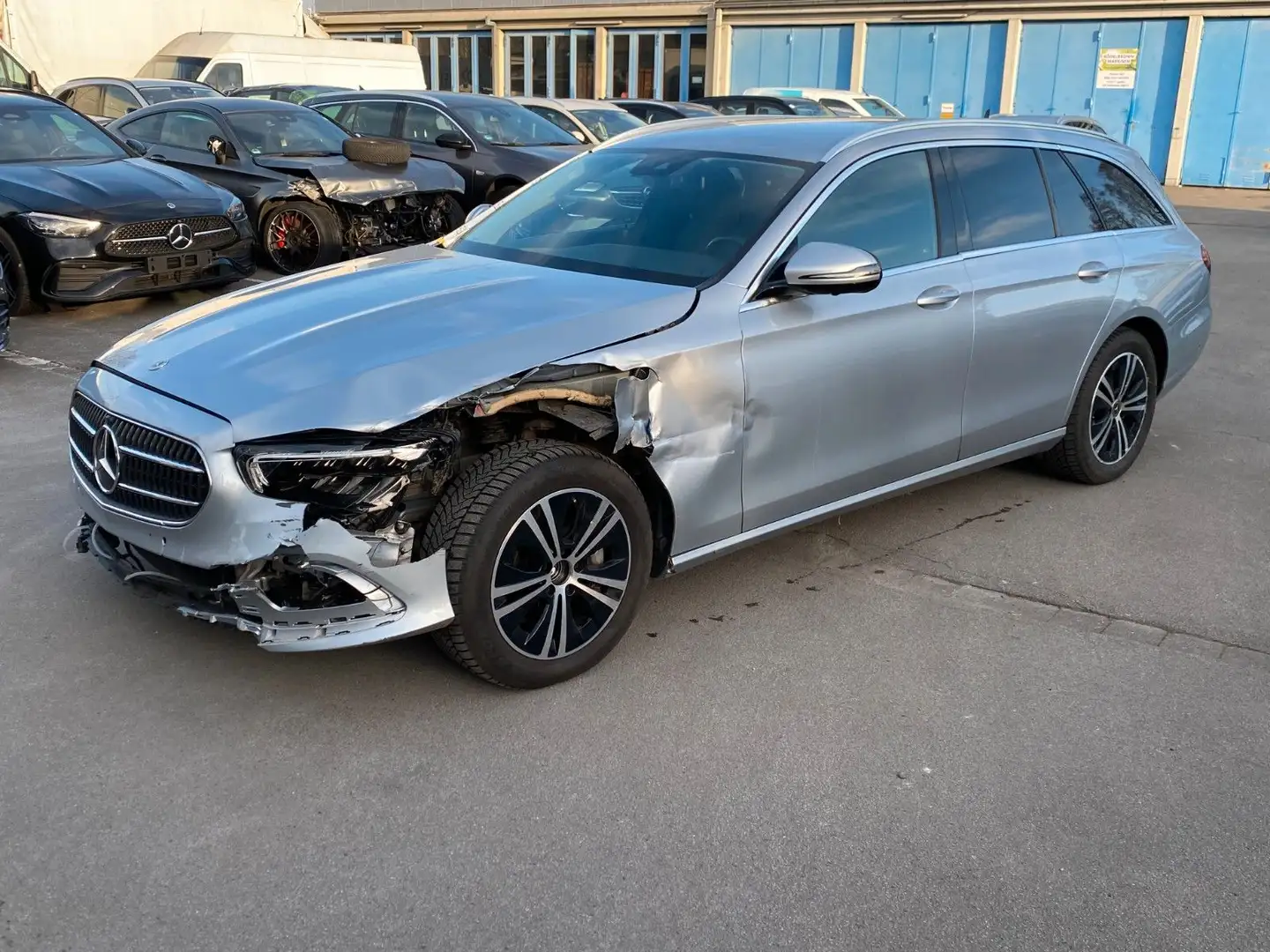 Mercedes-Benz E 220 d T 4-Matic Avantgarde *Kamera*LED*MBUX* Silver - 1