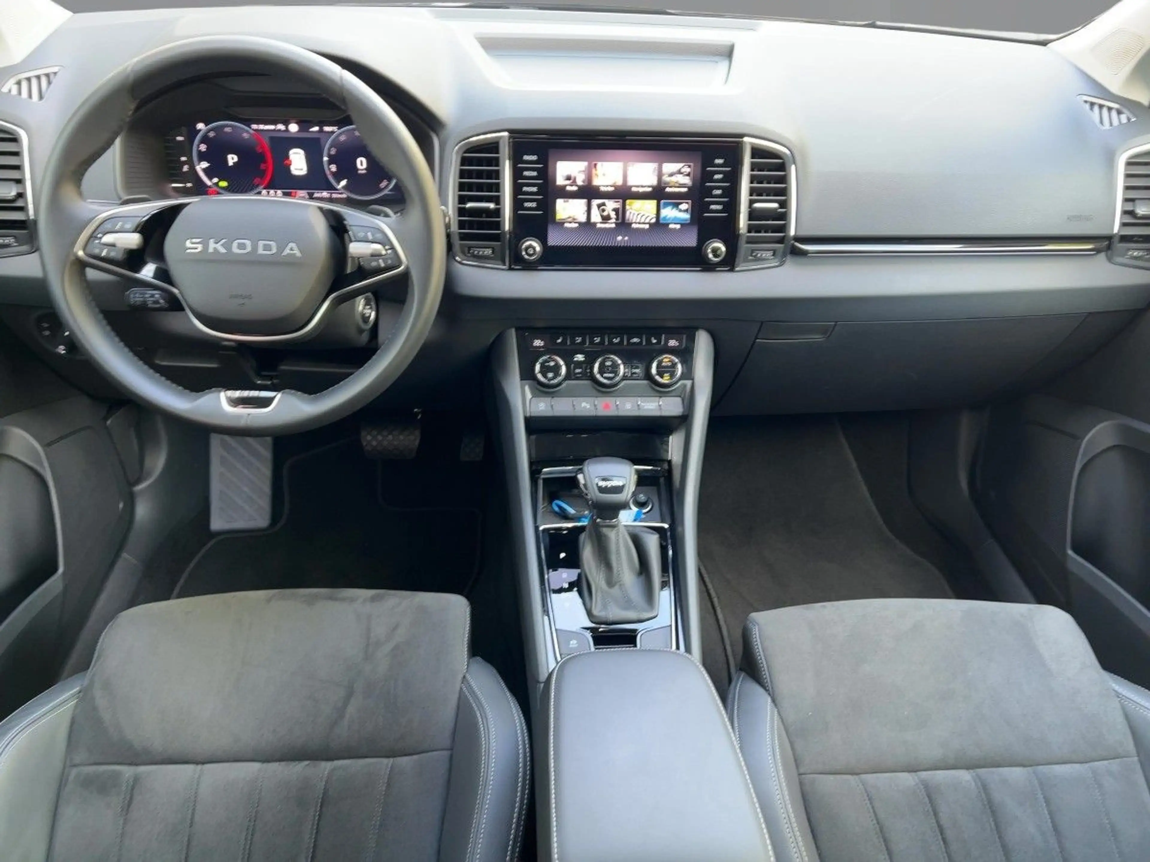 Skoda Karoq Selection  2.0 TDI DSG AHK Navi LED-Licht — photo 8