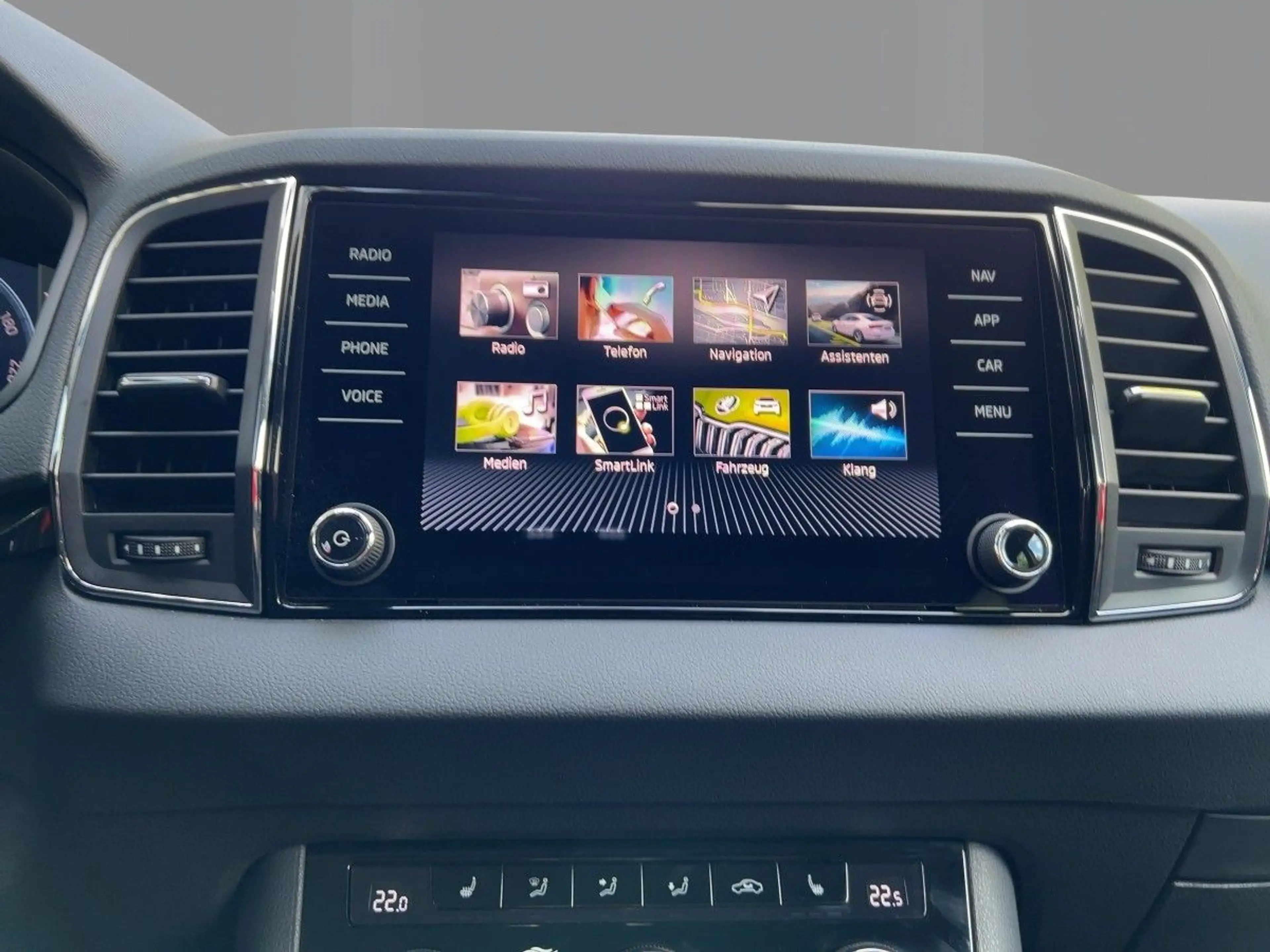 Skoda Karoq Selection  2.0 TDI DSG AHK Navi LED-Licht — photo 10