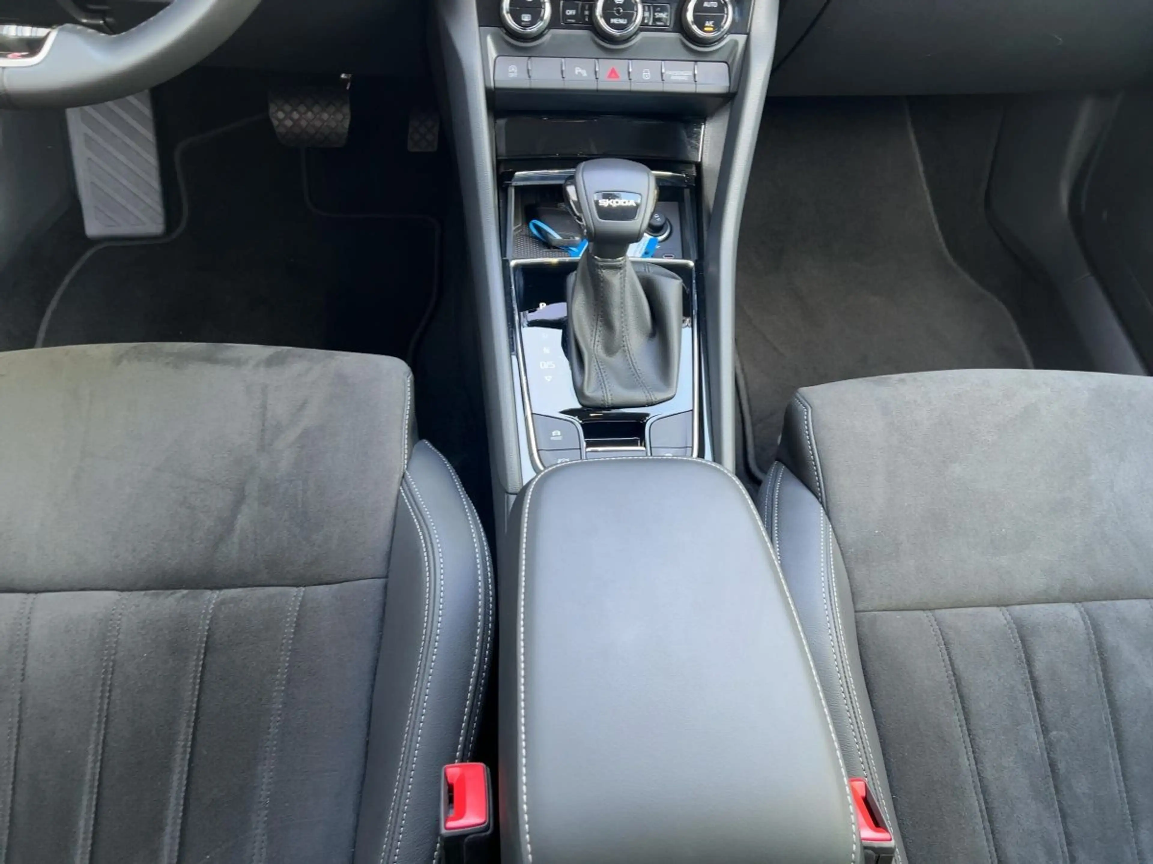 Skoda Karoq Selection  2.0 TDI DSG AHK Navi LED-Licht — photo 9