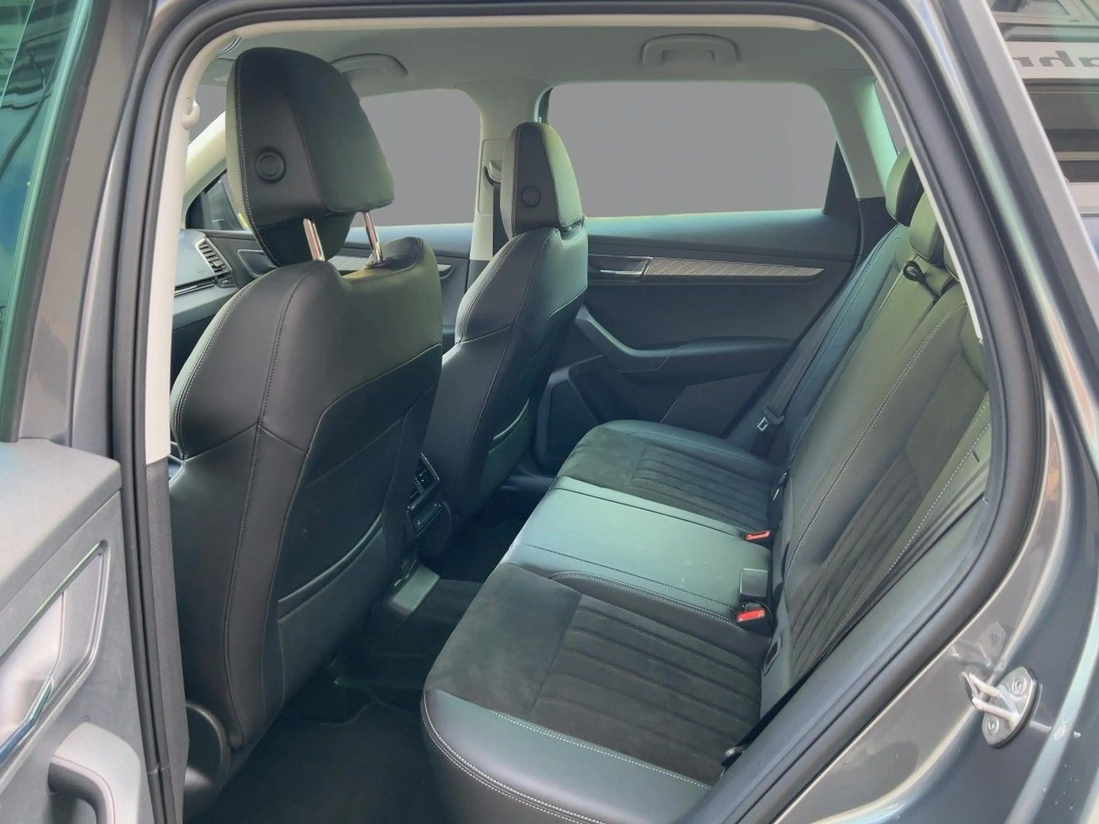 Skoda Karoq Selection  2.0 TDI DSG AHK Navi LED-Licht — photo 7
