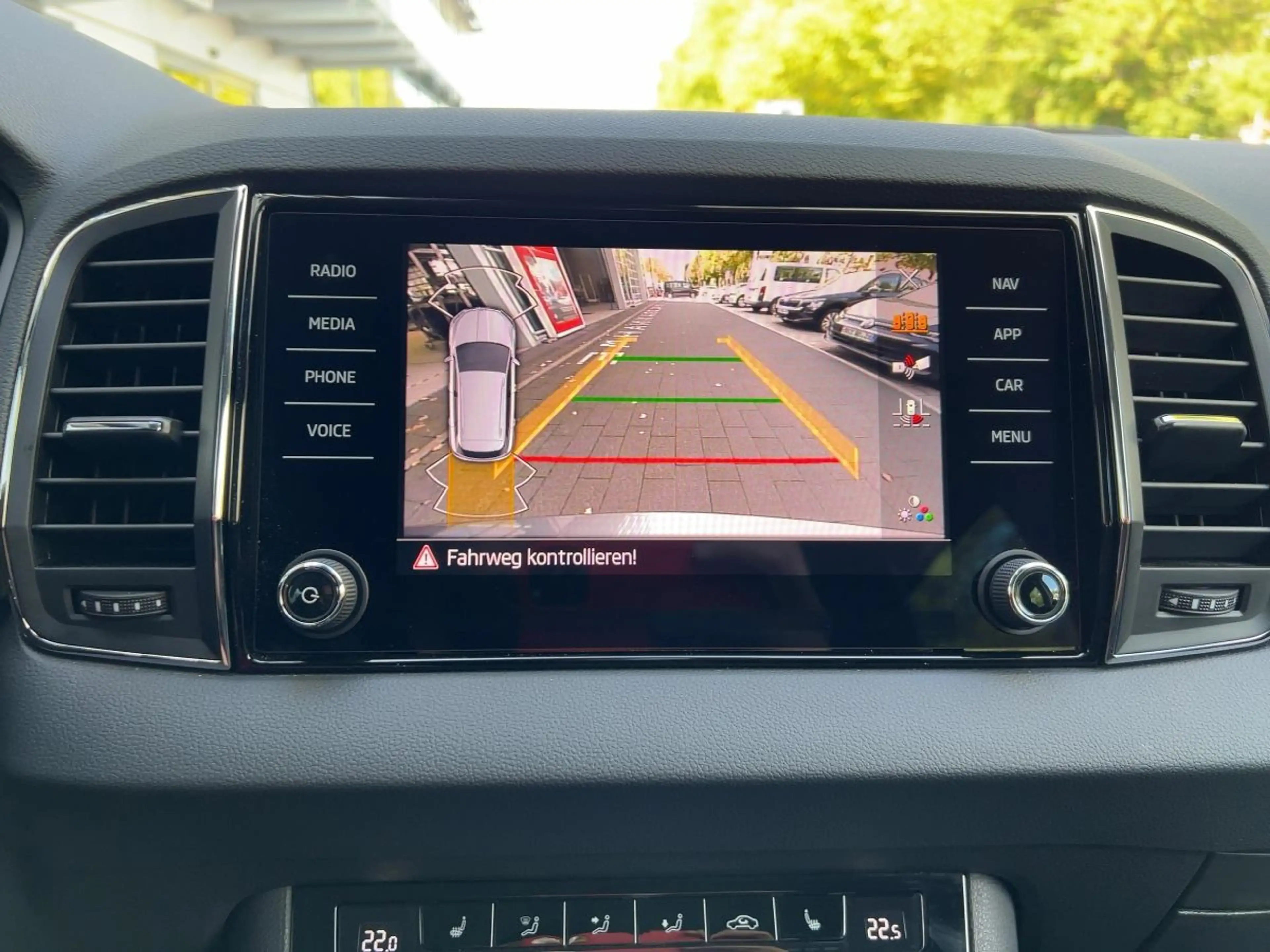 Skoda Karoq Selection  2.0 TDI DSG AHK Navi LED-Licht — photo 15