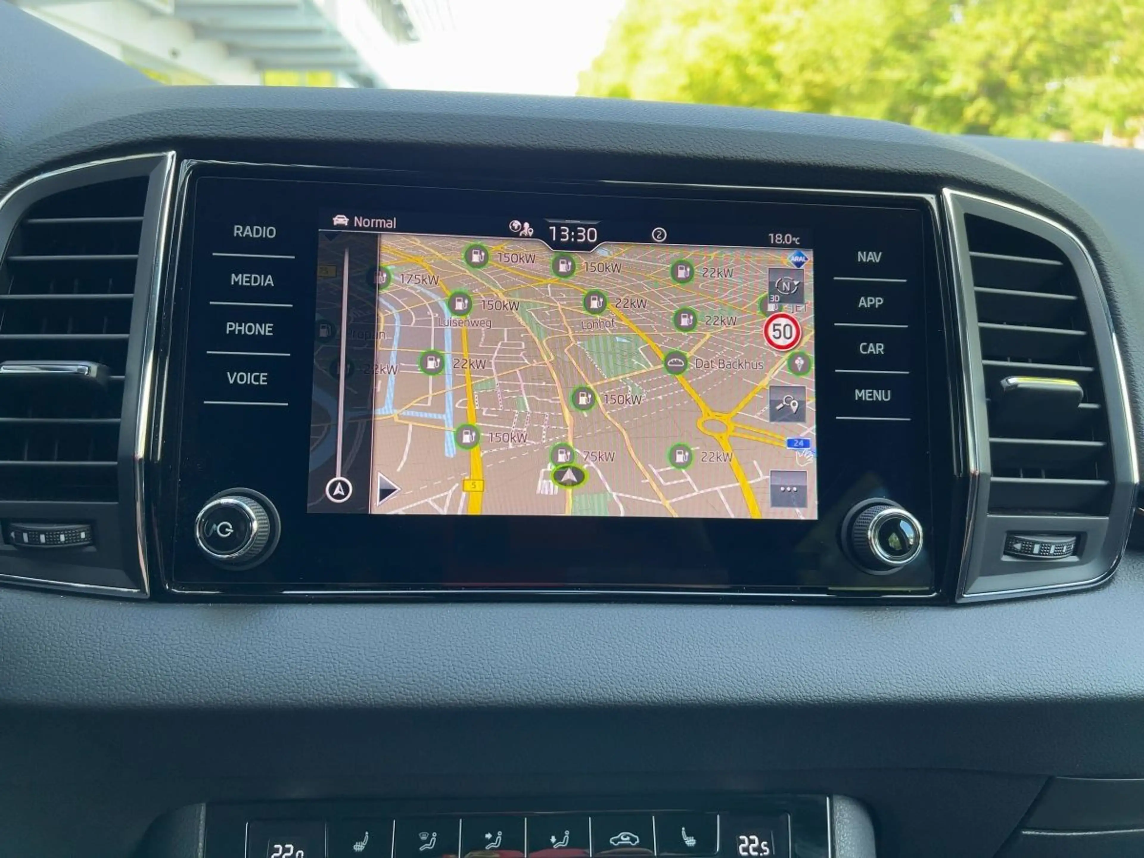 Skoda Karoq Selection  2.0 TDI DSG AHK Navi LED-Licht — photo 14