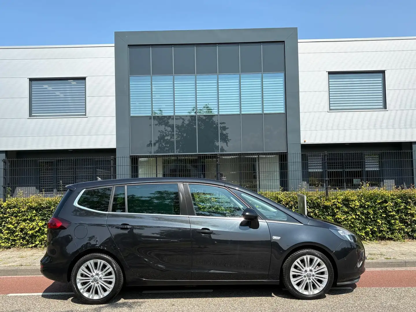 Opel Zafira Tourer 1.4 Cosmo 7p. Cruise/climate control navi fietsend Zwart - 2